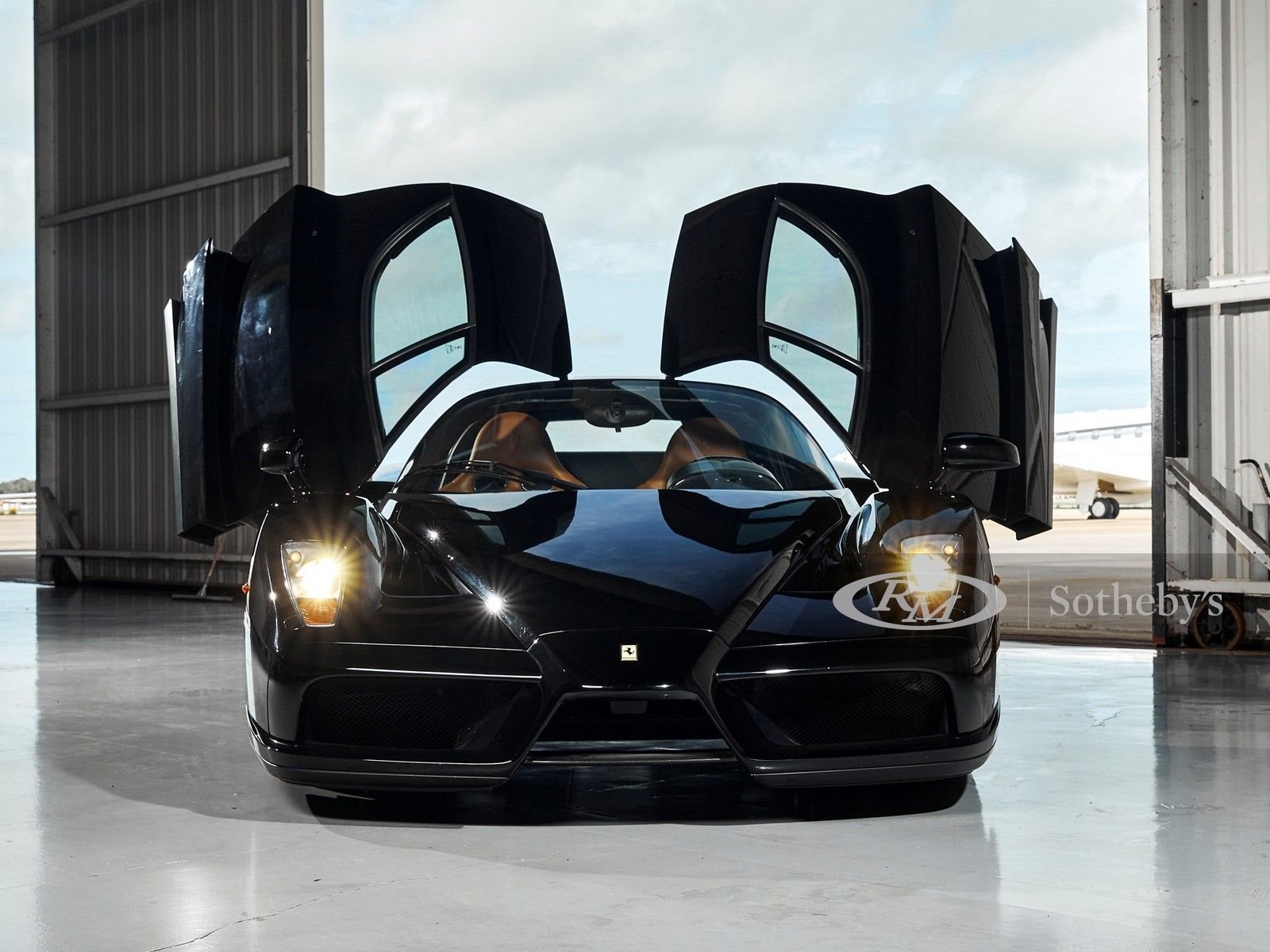 UM BELO EXEMPLAR PRETO DO FERRARI ENZO SERÁ LEILOADO EM MONTEREY, foto 9