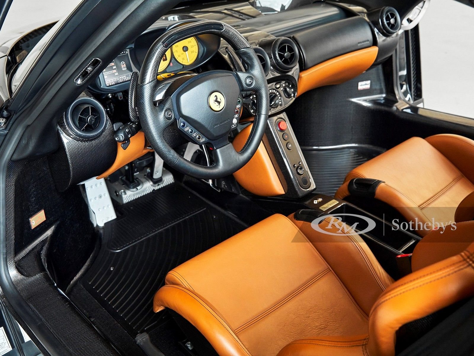 UM BELO EXEMPLAR PRETO DO FERRARI ENZO SERÁ LEILOADO EM MONTEREY, foto 11