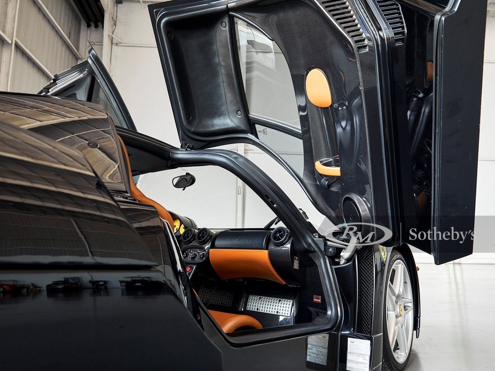 UM BELO EXEMPLAR PRETO DO FERRARI ENZO SERÁ LEILOADO EM MONTEREY, foto 25