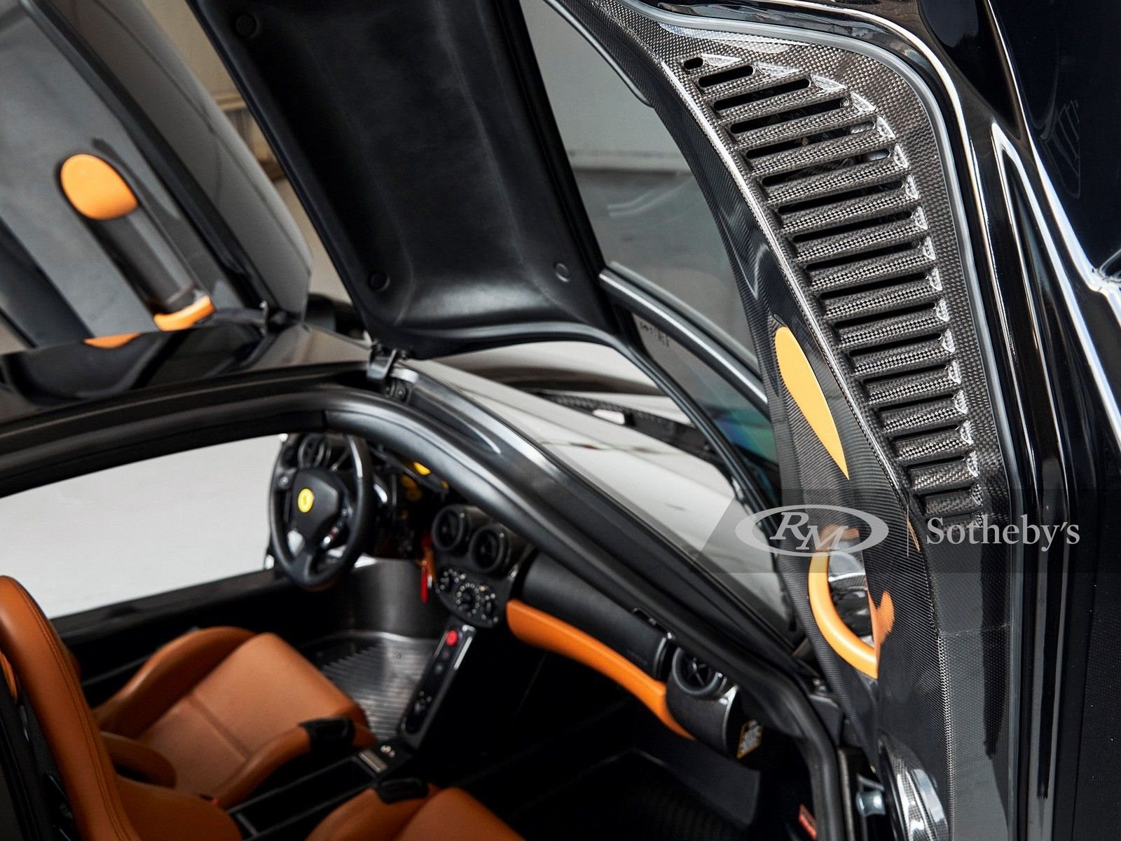 UM BELO EXEMPLAR PRETO DO FERRARI ENZO SERÁ LEILOADO EM MONTEREY, foto 26