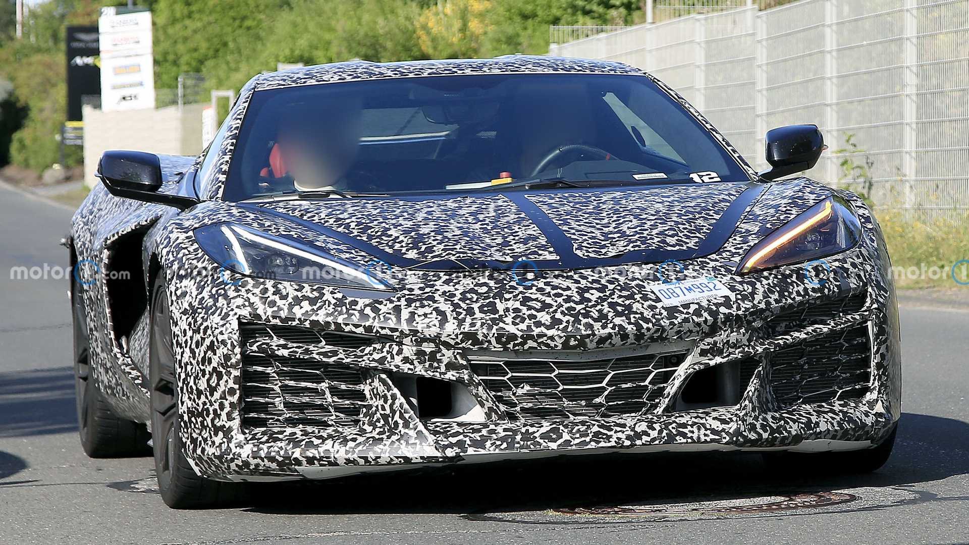 NOVO CHEVROLET CORVETTE E-RAY PERDE CAMUFLAGEM NAS PROXIMIDADES DE NÜRBURGRING, foto 1