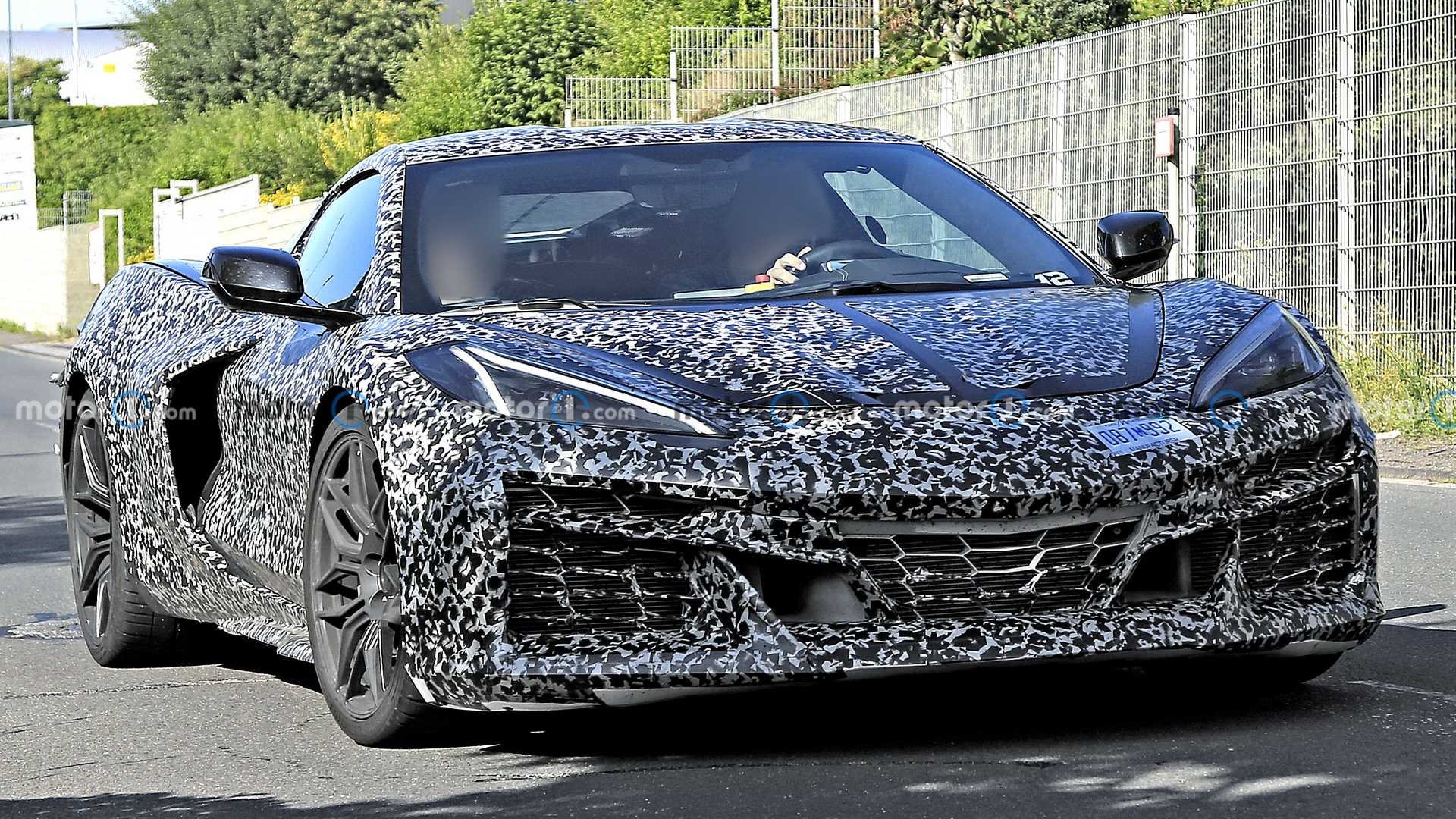 NOVO CHEVROLET CORVETTE E-RAY PERDE CAMUFLAGEM NAS PROXIMIDADES DE NÜRBURGRING, foto 2