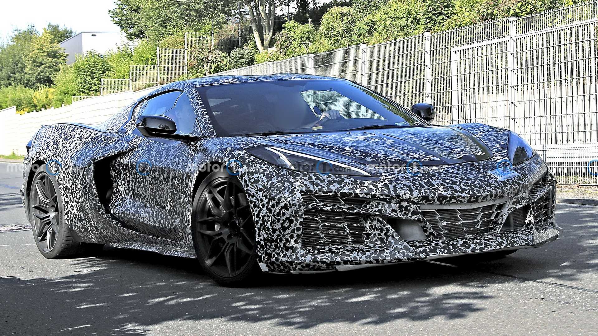 NOVO CHEVROLET CORVETTE E-RAY PERDE CAMUFLAGEM NAS PROXIMIDADES DE NÜRBURGRING, foto 3