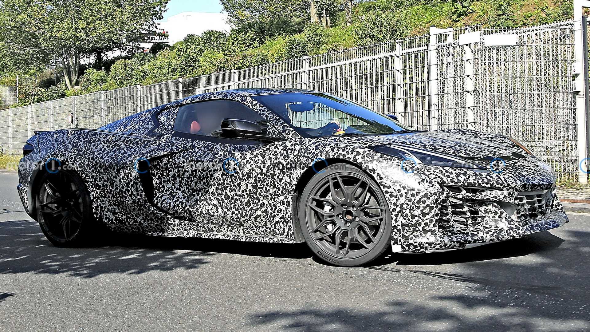 NOVO CHEVROLET CORVETTE E-RAY PERDE CAMUFLAGEM NAS PROXIMIDADES DE NÜRBURGRING, foto 4