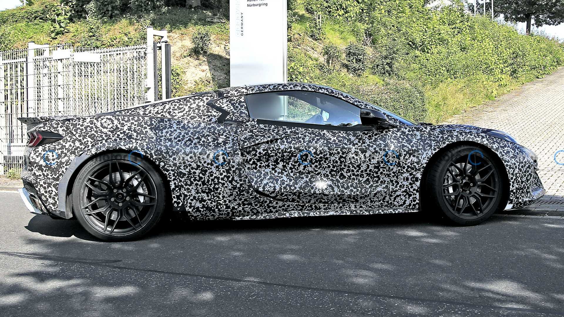 NOVO CHEVROLET CORVETTE E-RAY PERDE CAMUFLAGEM NAS PROXIMIDADES DE NÜRBURGRING, foto 5