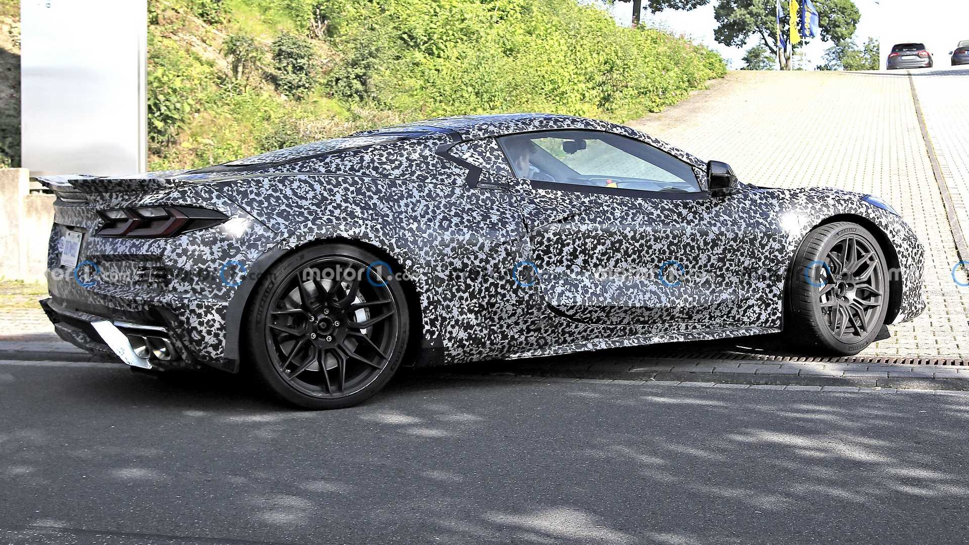 NOVO CHEVROLET CORVETTE E-RAY PERDE CAMUFLAGEM NAS PROXIMIDADES DE NÜRBURGRING, foto 6