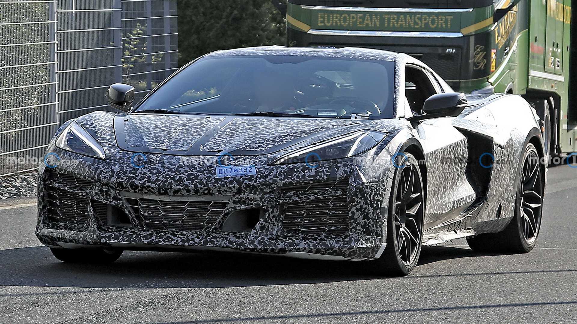 NOVO CHEVROLET CORVETTE E-RAY PERDE CAMUFLAGEM NAS PROXIMIDADES DE NÜRBURGRING, foto 11