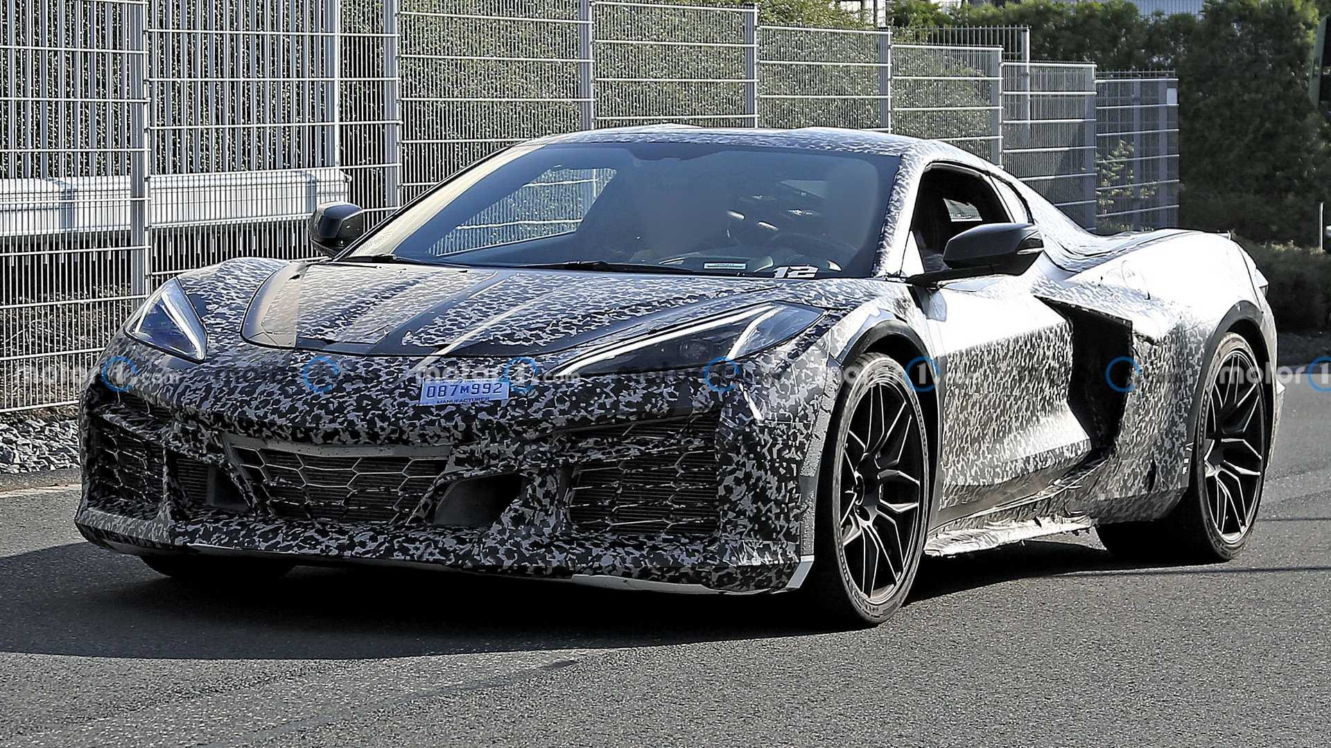 NOVO CHEVROLET CORVETTE E-RAY PERDE CAMUFLAGEM NAS PROXIMIDADES DE NÜRBURGRING, foto 12