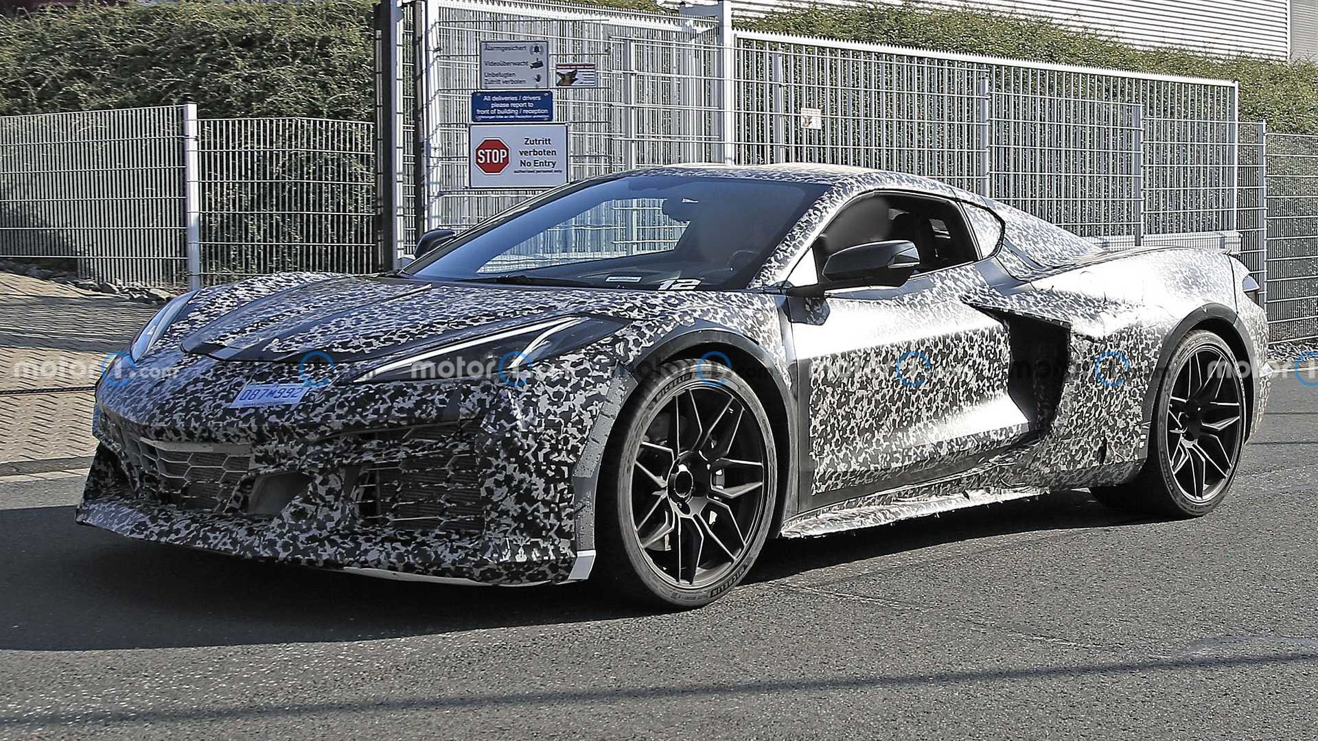 NOVO CHEVROLET CORVETTE E-RAY PERDE CAMUFLAGEM NAS PROXIMIDADES DE NÜRBURGRING, foto 13