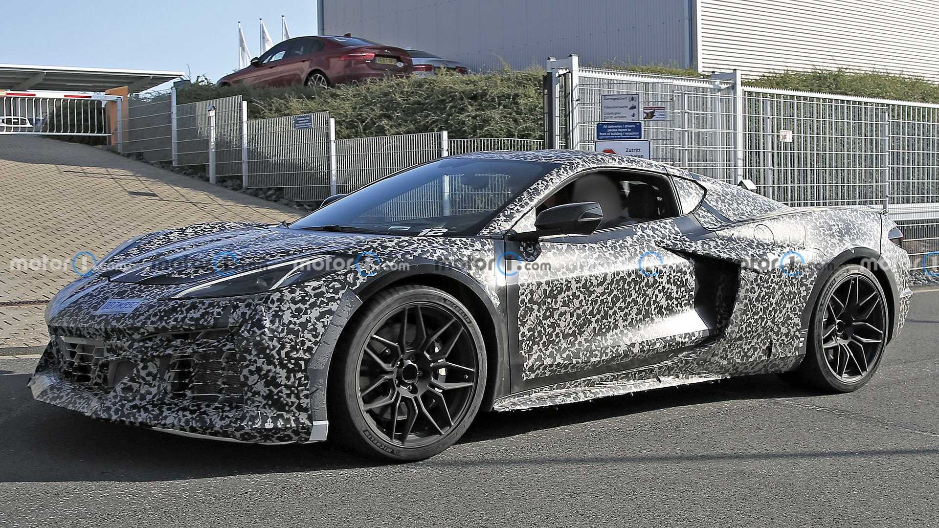 NOVO CHEVROLET CORVETTE E-RAY PERDE CAMUFLAGEM NAS PROXIMIDADES DE NÜRBURGRING, foto 14