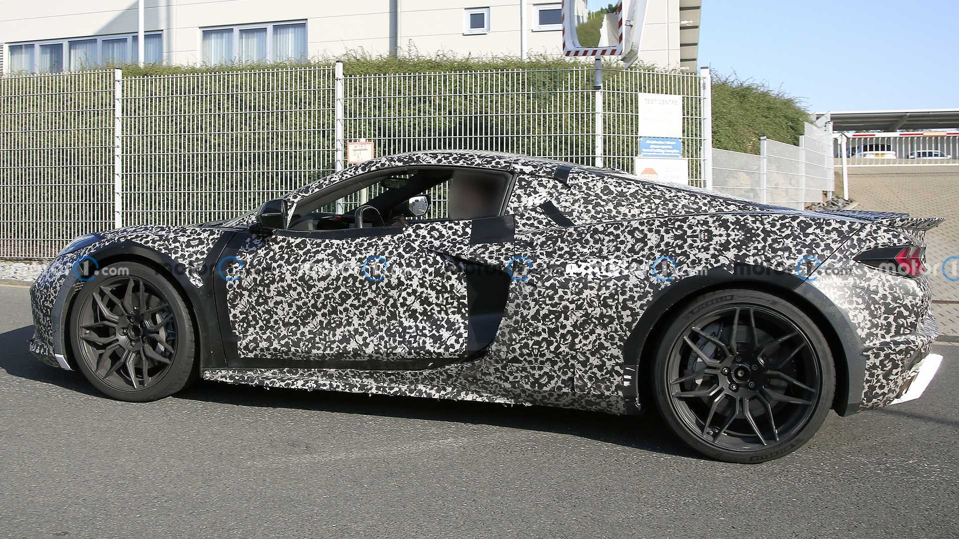NOVO CHEVROLET CORVETTE E-RAY PERDE CAMUFLAGEM NAS PROXIMIDADES DE NÜRBURGRING, foto 15