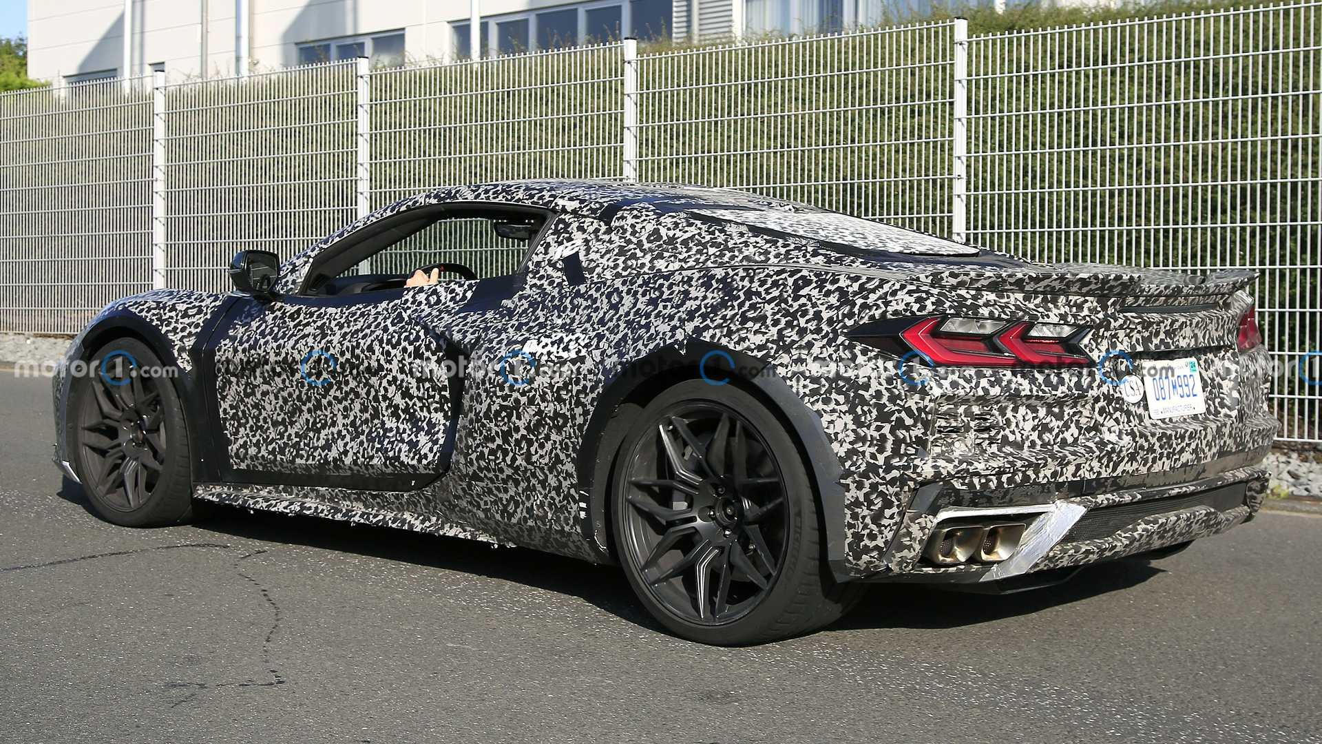 NOVO CHEVROLET CORVETTE E-RAY PERDE CAMUFLAGEM NAS PROXIMIDADES DE NÜRBURGRING, foto 16