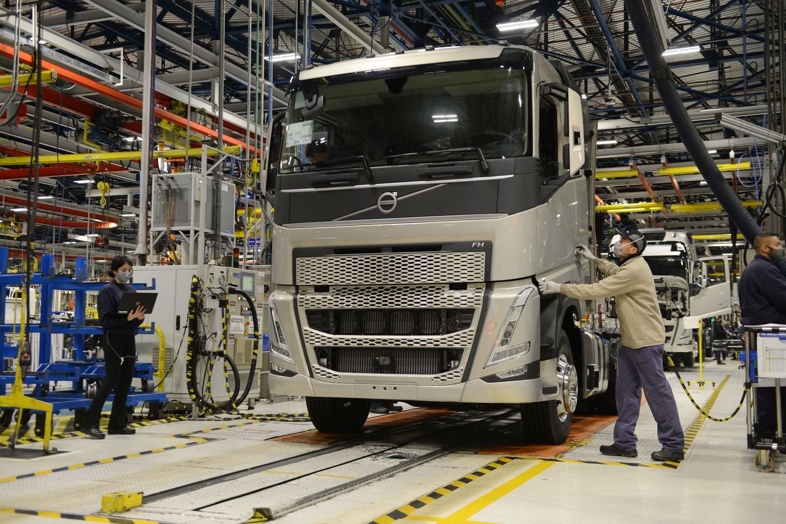 VOLVO INICIA PRODUÇÃO EM SÉRIE DOS NOVOS CAMINHÕES FH, FM E FMX NO BRASIL, foto 1