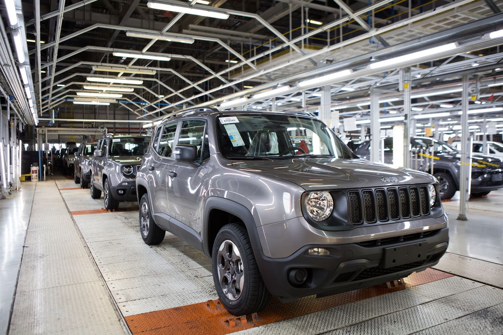 POLO AUTOMOTIVO DA STELLANTIS EM PERNAMBUCO CHEGA À MARCA DE 450 MIL UNIDADES PRODUZIDAS DO JEEP RENEGADE, foto 1