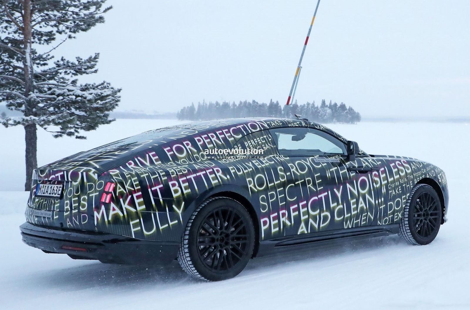 NOVO ROLLS-ROYCE SPECTRE TESTA SUA AUTONOMIA NO FRIO DO NORTE DA EUROPA, foto 24