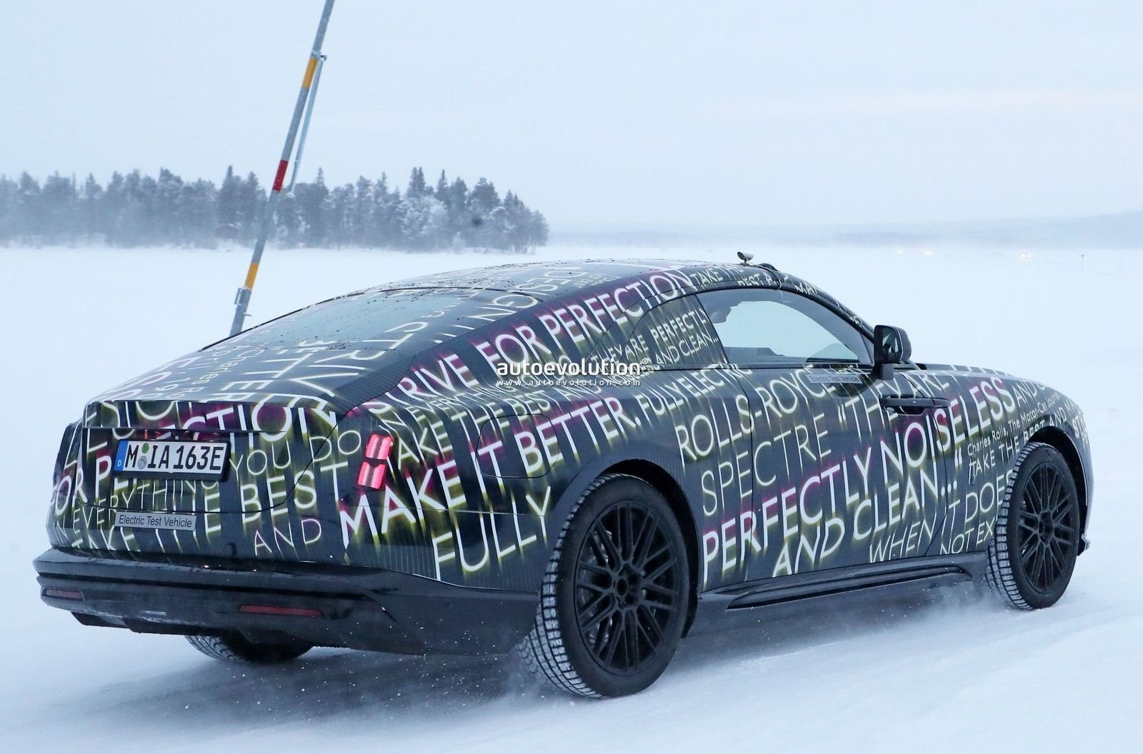 NOVO ROLLS-ROYCE SPECTRE TESTA SUA AUTONOMIA NO FRIO DO NORTE DA EUROPA, foto 25