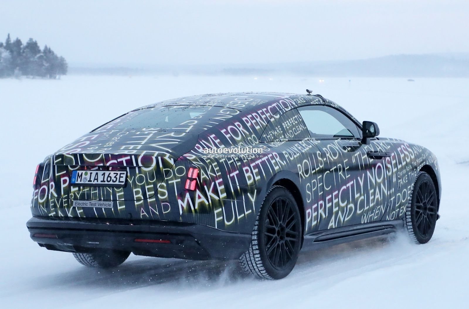 NOVO ROLLS-ROYCE SPECTRE TESTA SUA AUTONOMIA NO FRIO DO NORTE DA EUROPA, foto 26