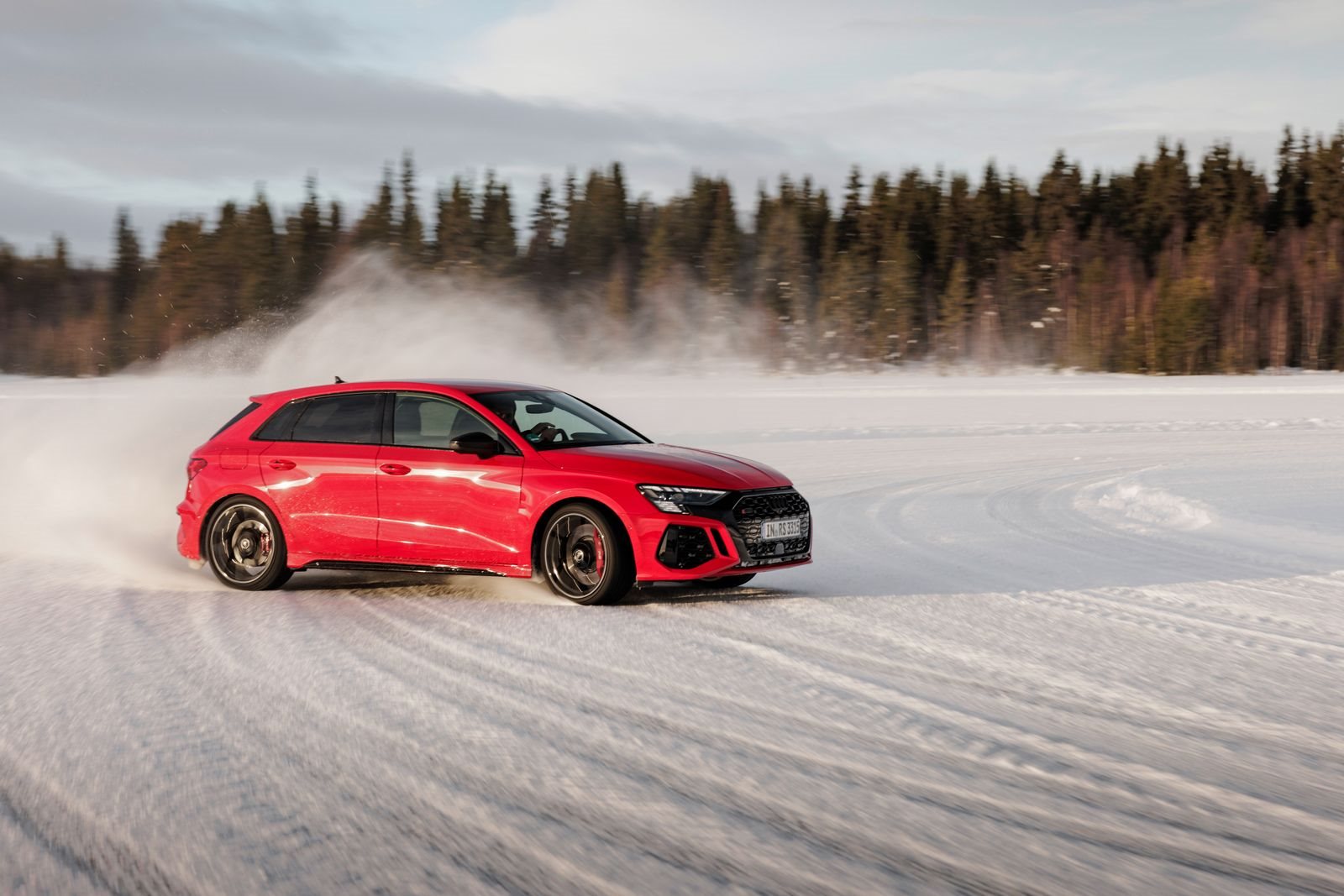 AUDI RS 3: DANÇANDO SOBRE A NEVE, foto 1