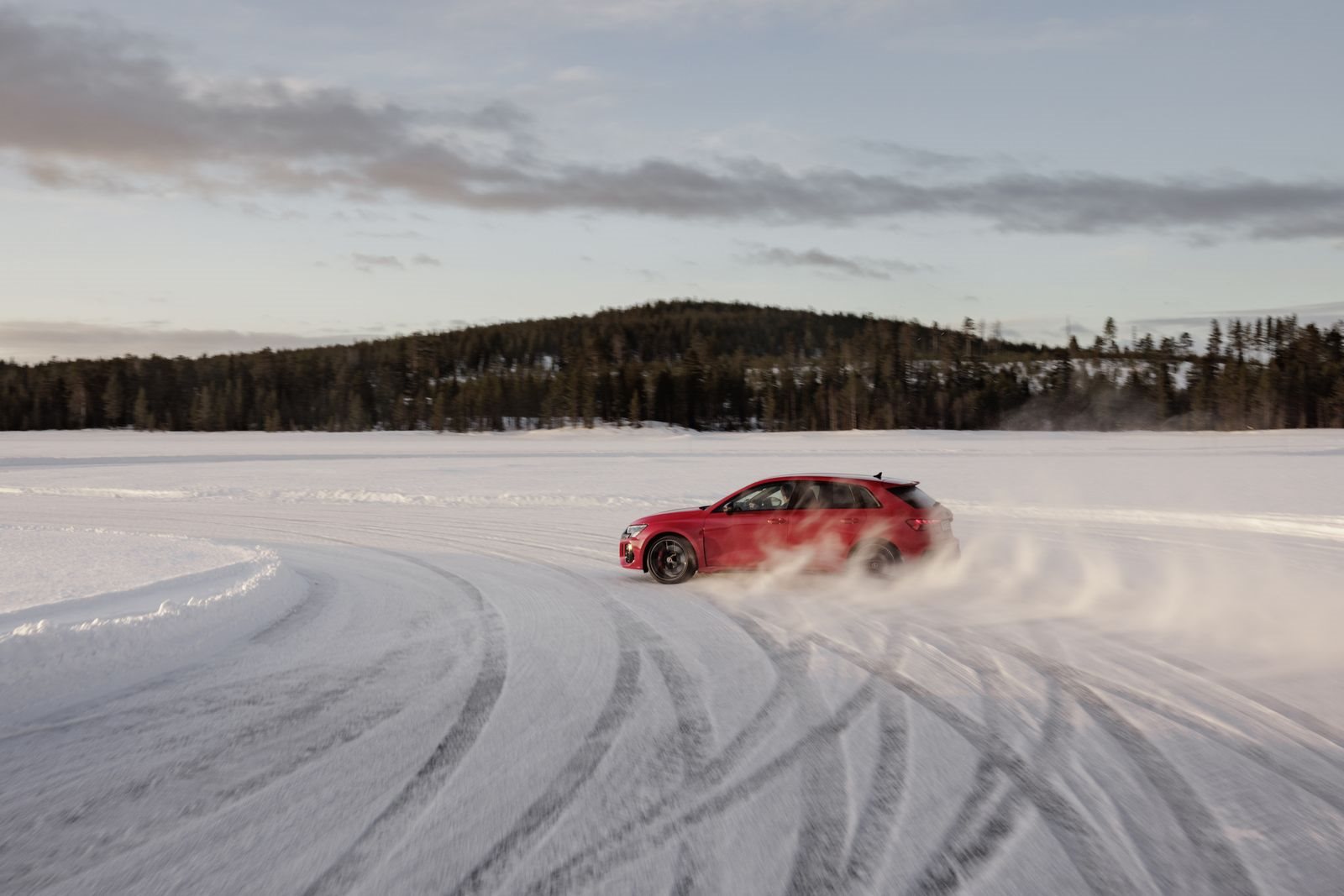 AUDI RS 3: DANÇANDO SOBRE A NEVE, foto 2