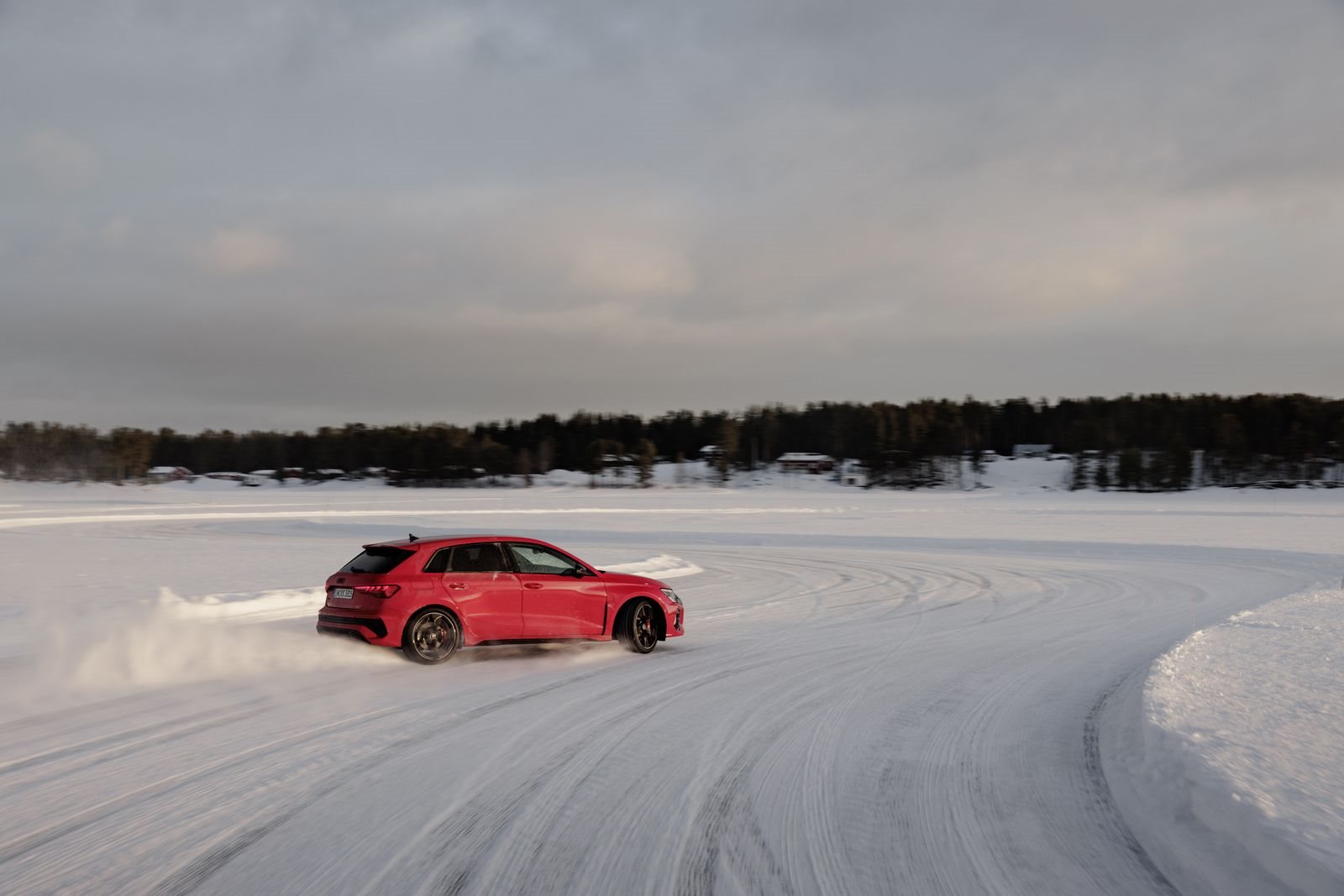 AUDI RS 3: DANÇANDO SOBRE A NEVE, foto 3