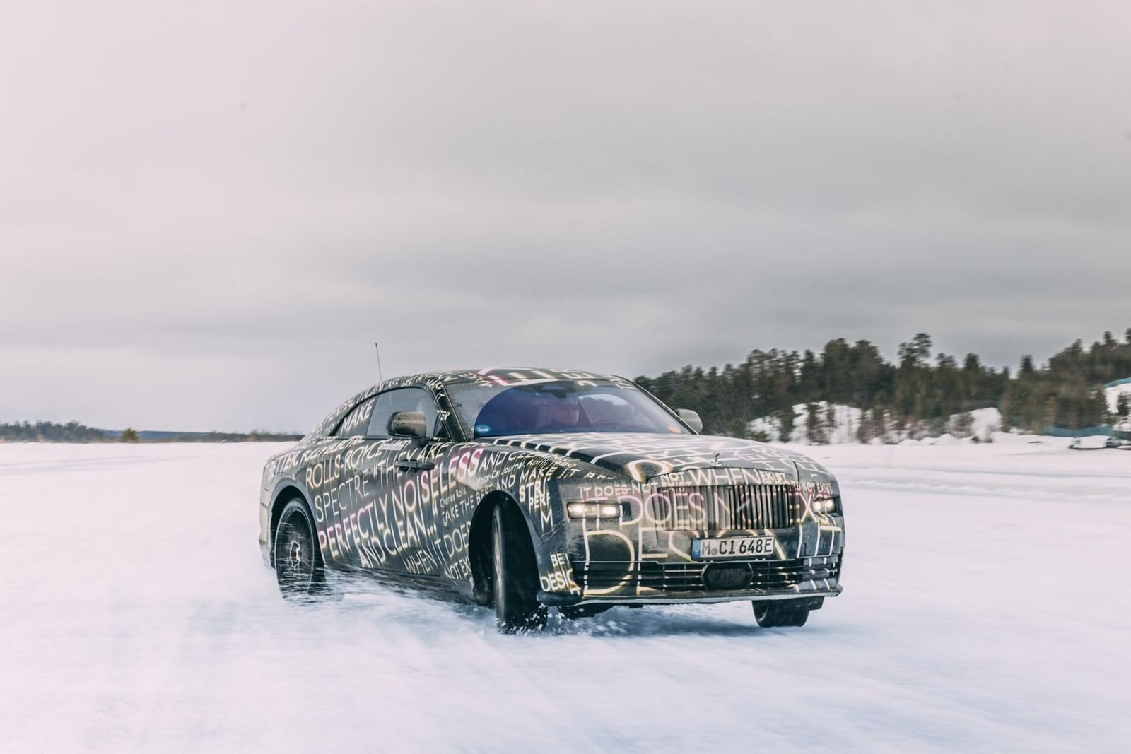 ROLLS-ROYCE SPECTRE: O LUXUOSO ELÉTRICO SE ATREVE NO GELO E NA NEVE, foto 1