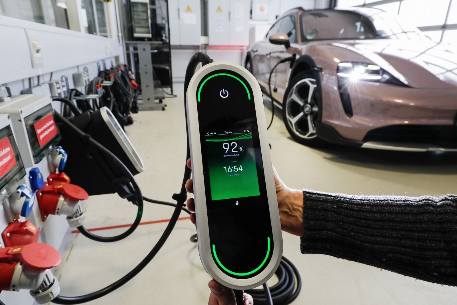 UMA VIA DE MÃO DUPLA: O PORSCHE TAYCAN COMO UMA RESERVA DA REDE ELÉTRICA, foto 2