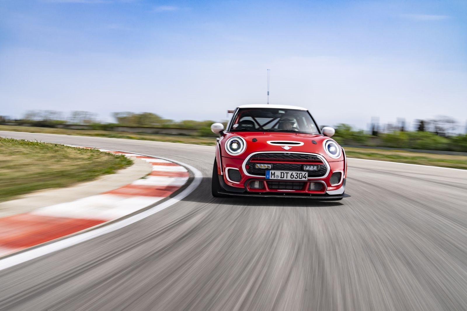 MINI JOHN COOPER WORKS COMPLETA OUTRO MARCO EM SEU CAMINHO PARA AS 24 HORAS DE NÜRBURGRING, foto 1