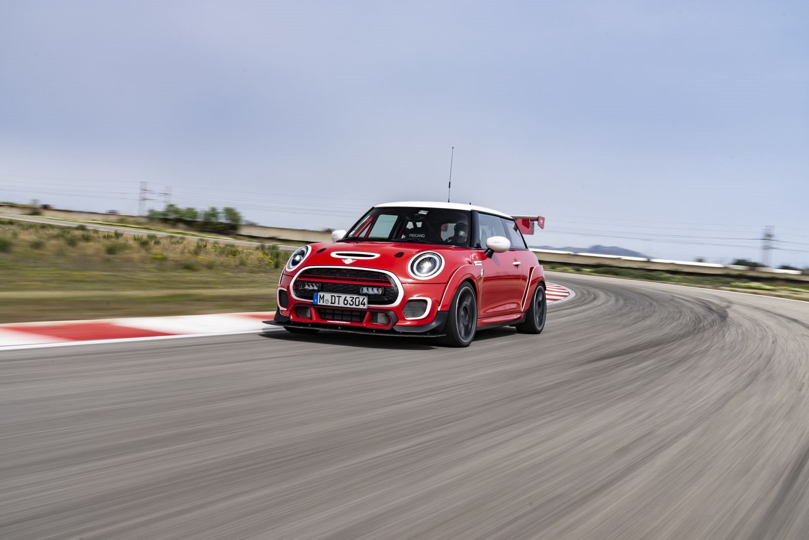 MINI JOHN COOPER WORKS COMPLETA OUTRO MARCO EM SEU CAMINHO PARA AS 24 HORAS DE NÜRBURGRING, foto 2
