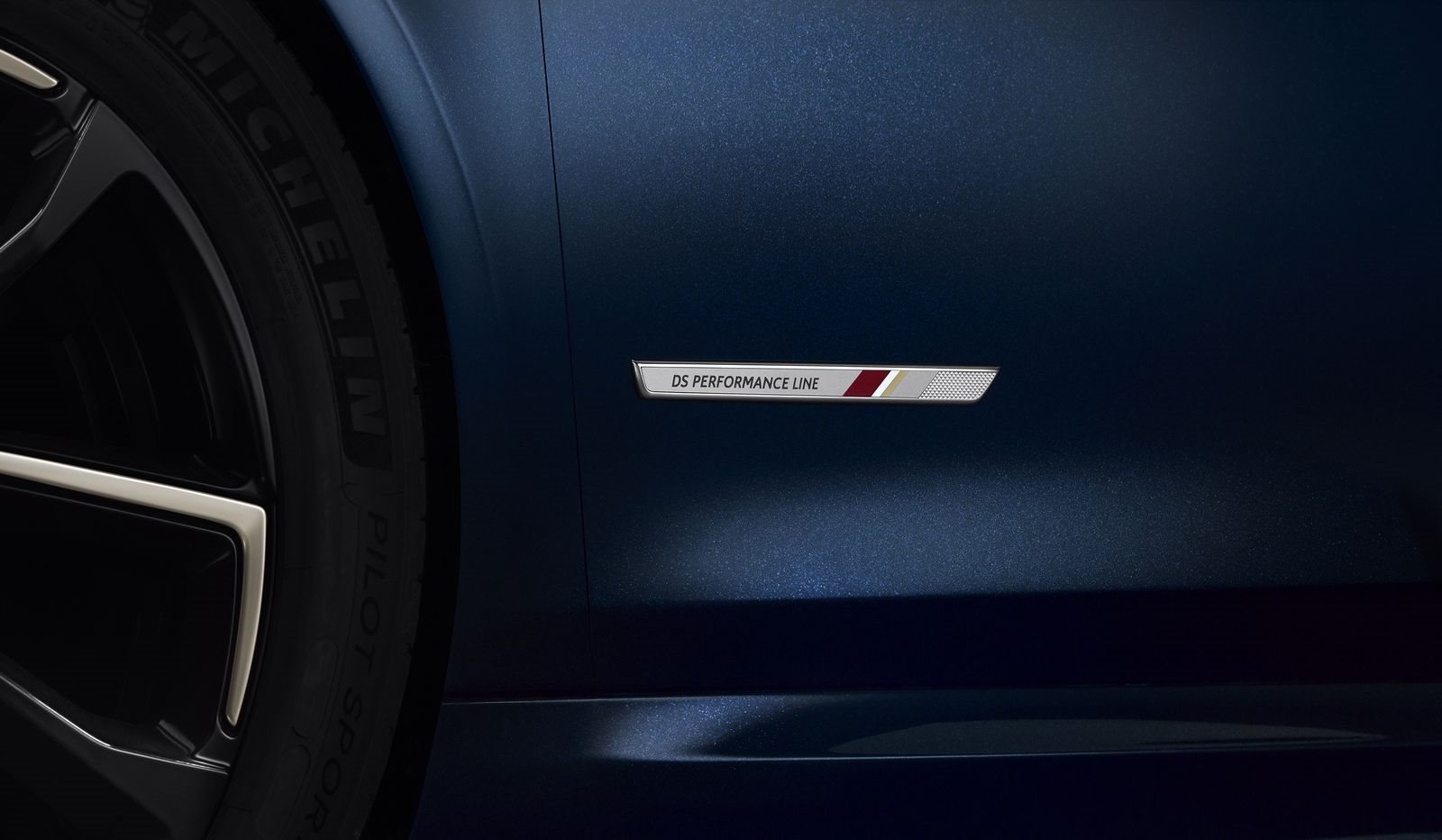 A DS PERFORMANCE LINE LEVA o REFINAMENTO E O DESEMPENHO DO GRAN TURISMO À TODA LINHA DS AUTOMOBILES, foto 1