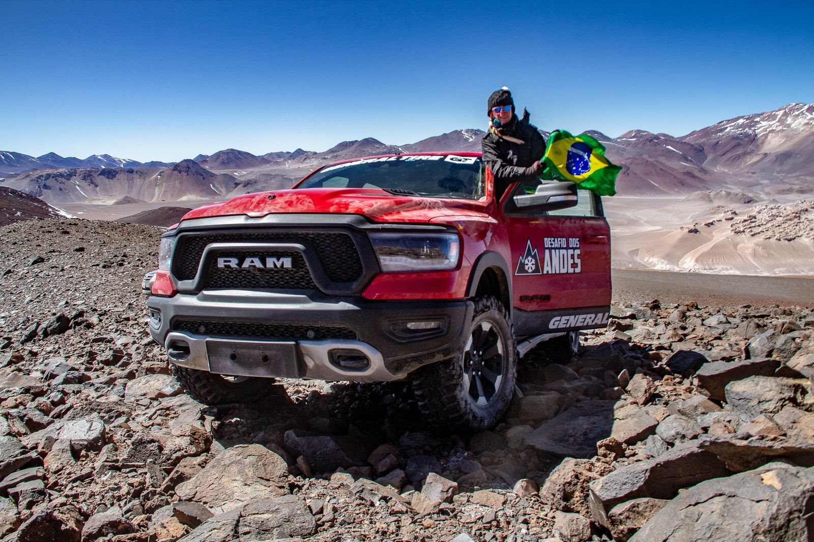 COM UMA RAM 1500, BRASILEIRA SUPERA OS 6 MIL METROS DE ALTITUDE NOS ANDES, foto 1