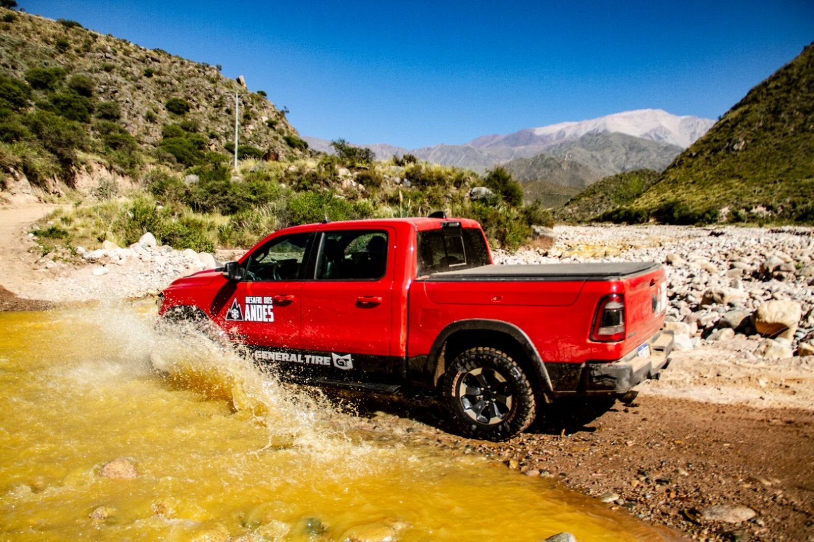 COM UMA RAM 1500, BRASILEIRA SUPERA OS 6 MIL METROS DE ALTITUDE NOS ANDES, foto 2