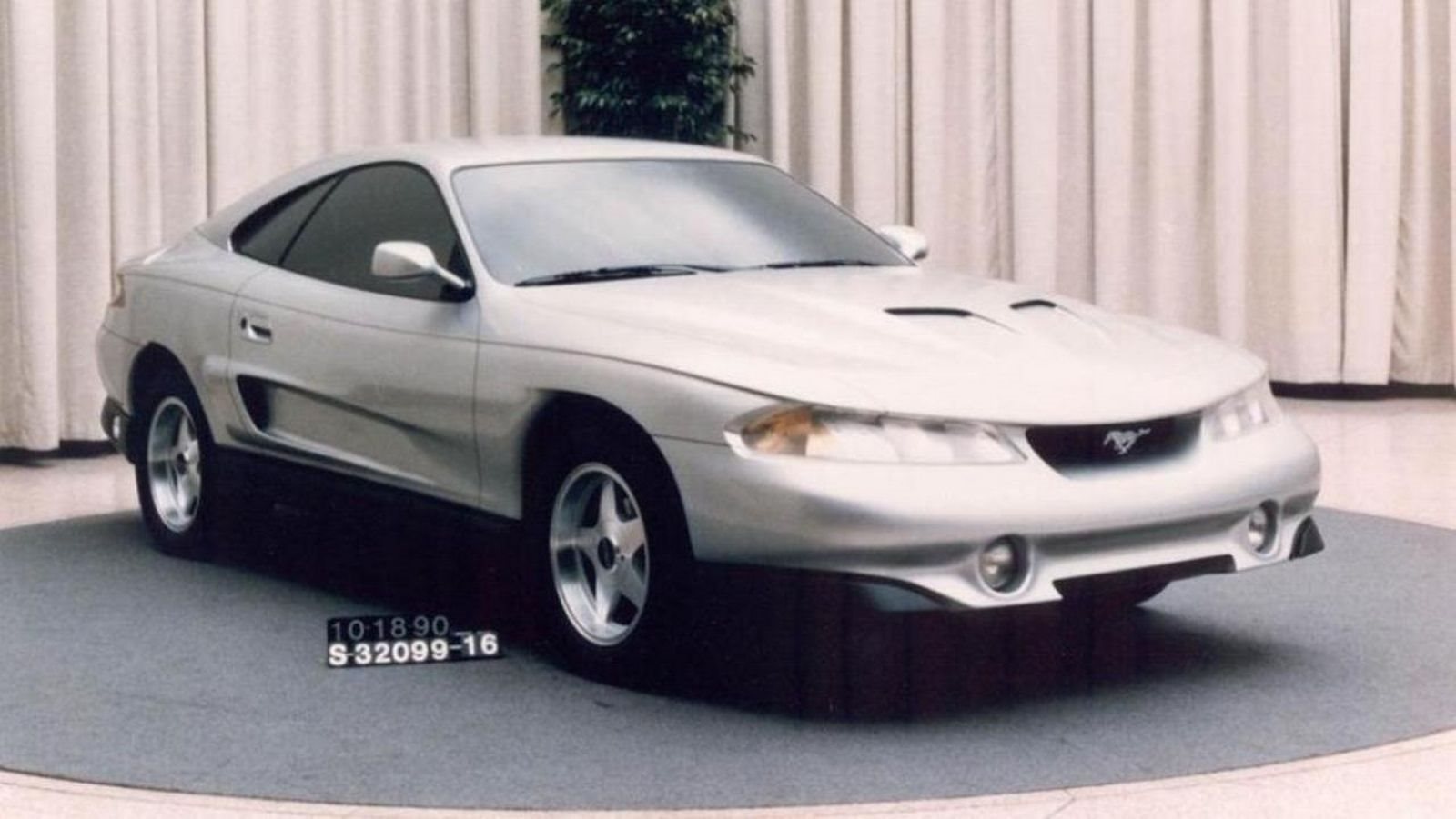 COMO ALGUNS PERSONAGENS DO ESPORTE E DO CINEMA INFLUENCIARAM NO DESIGN DA QUARTA GERAÇÃO DO FORD MUSTANG, foto 1