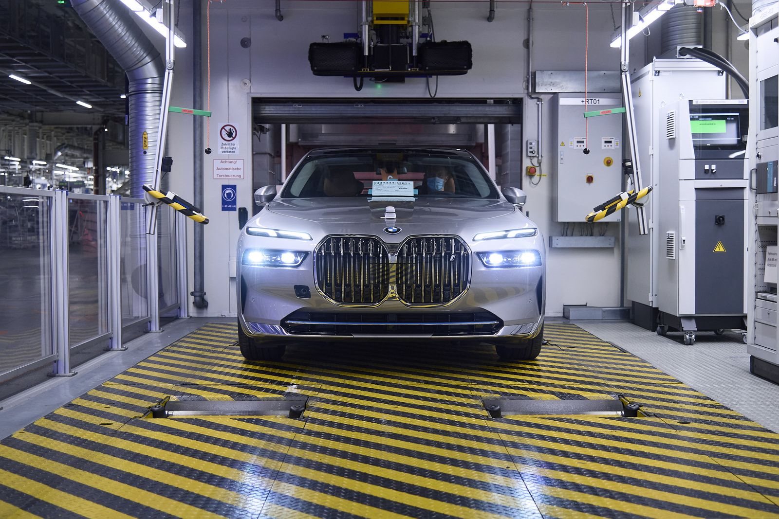 LUXO, TECNOLOGIA E EFICIÊNCIA: BMW INICIA A PRODUÇÃO DO NOVO SÉRIE 7 EM DINGOLFING, foto 1