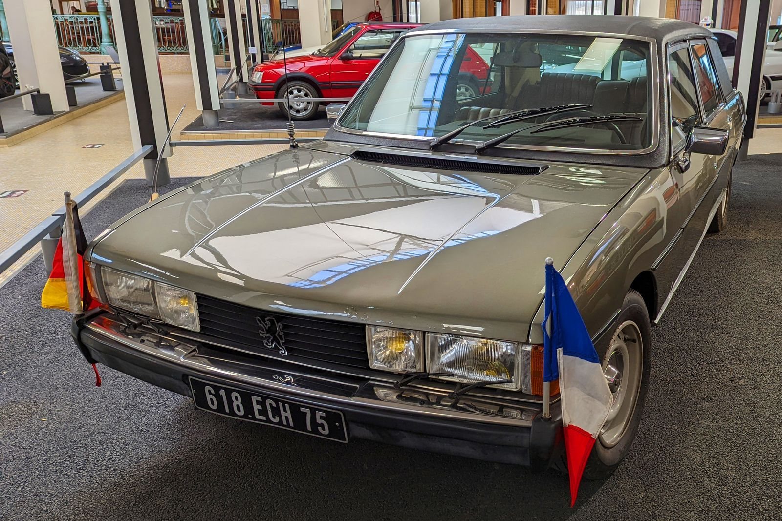 DO PEUGEOT 604 AO PEUGEOT 5008, OS PEUGEOT PRESIDENCIAIS ATRAVÉS DA HISTÓRIA, foto 1