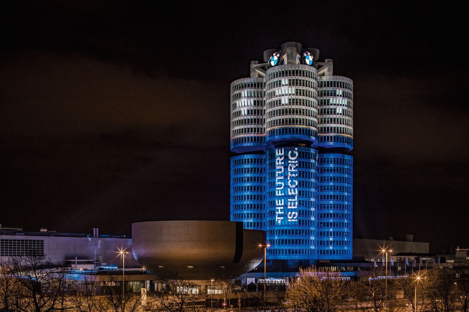 SEDE CENTRAL DA BMW, QUE FOI CONSTRUÍDA PARA DAR FORMA AO FUTURO, CELEBRA SEU 50° ANIVERSÁRIO, foto 1