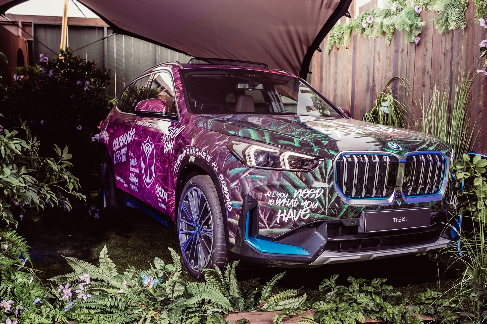 NOVO BMW iX1 FAZ SUA ESTREIA NO FESTIVAL DE MÚSICA ELETRÔNICA TOMORROWLAND, foto 1