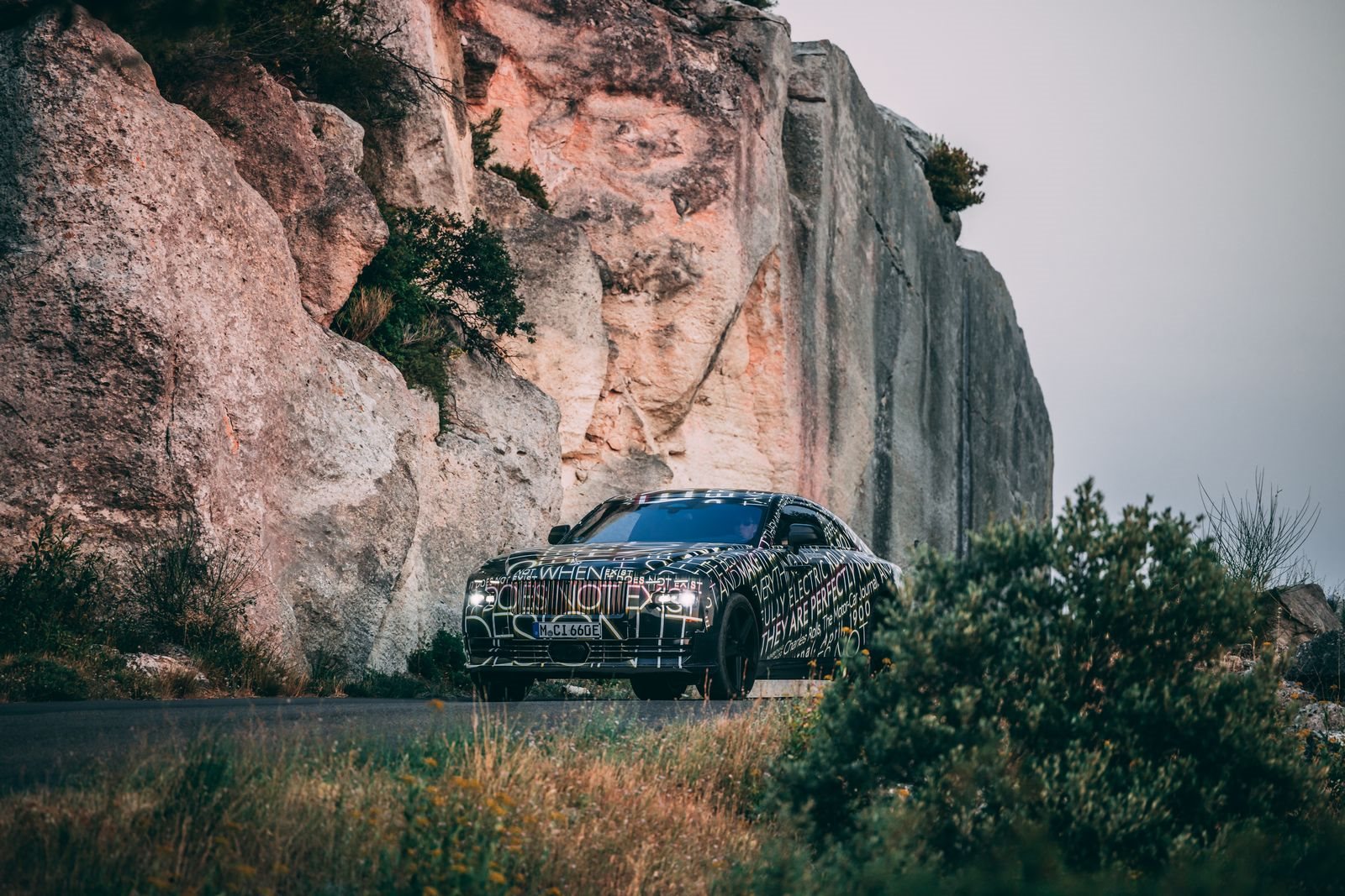 ROLLS-ROYCE SPECTRE SEGUE EM SUA FASE DE TESTES: 2.5 MILHÕES DE QUILÔMETROS EM UM ELÉTRICO, foto 2