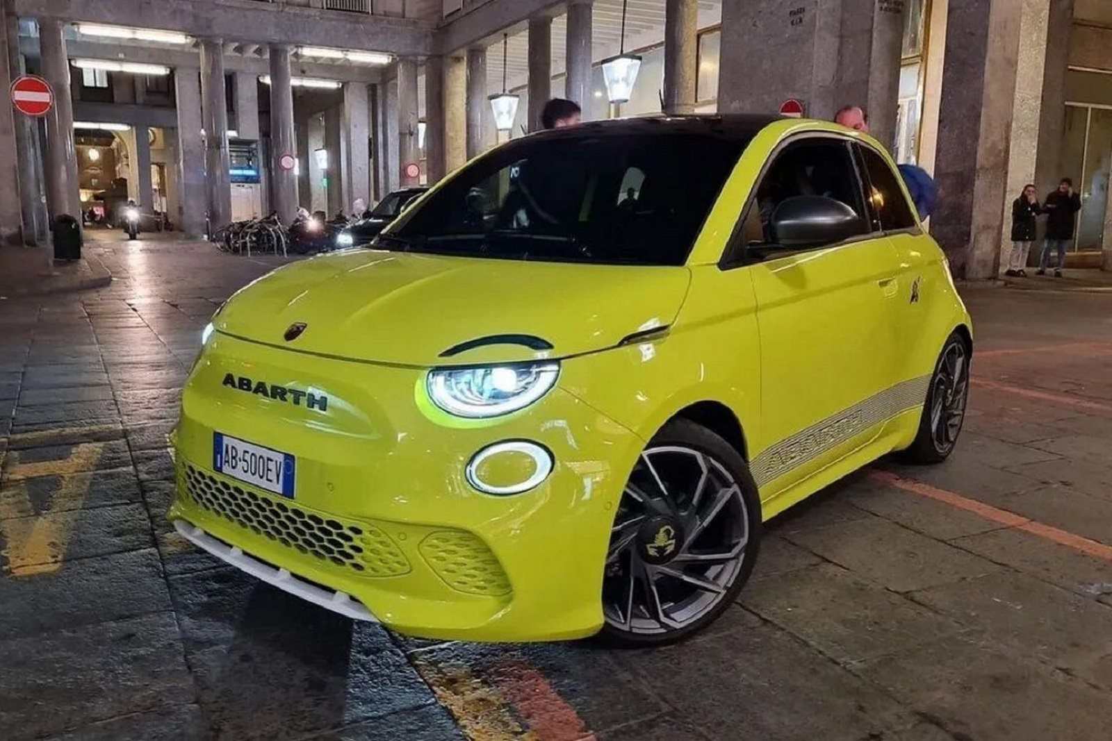 O PRIMEIRO ABARTH 100% ELÉTRICO JÁ TEM DATA DE ESTREIA, foto 1