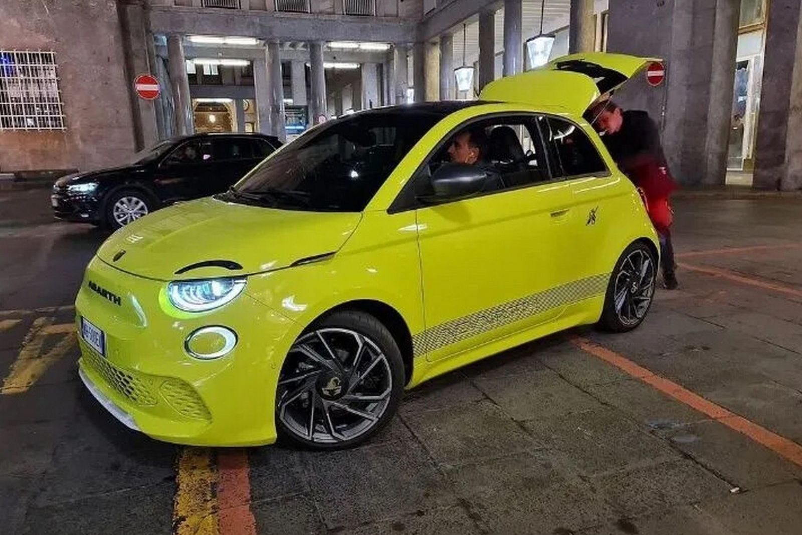O PRIMEIRO ABARTH 100% ELÉTRICO JÁ TEM DATA DE ESTREIA, foto 3
