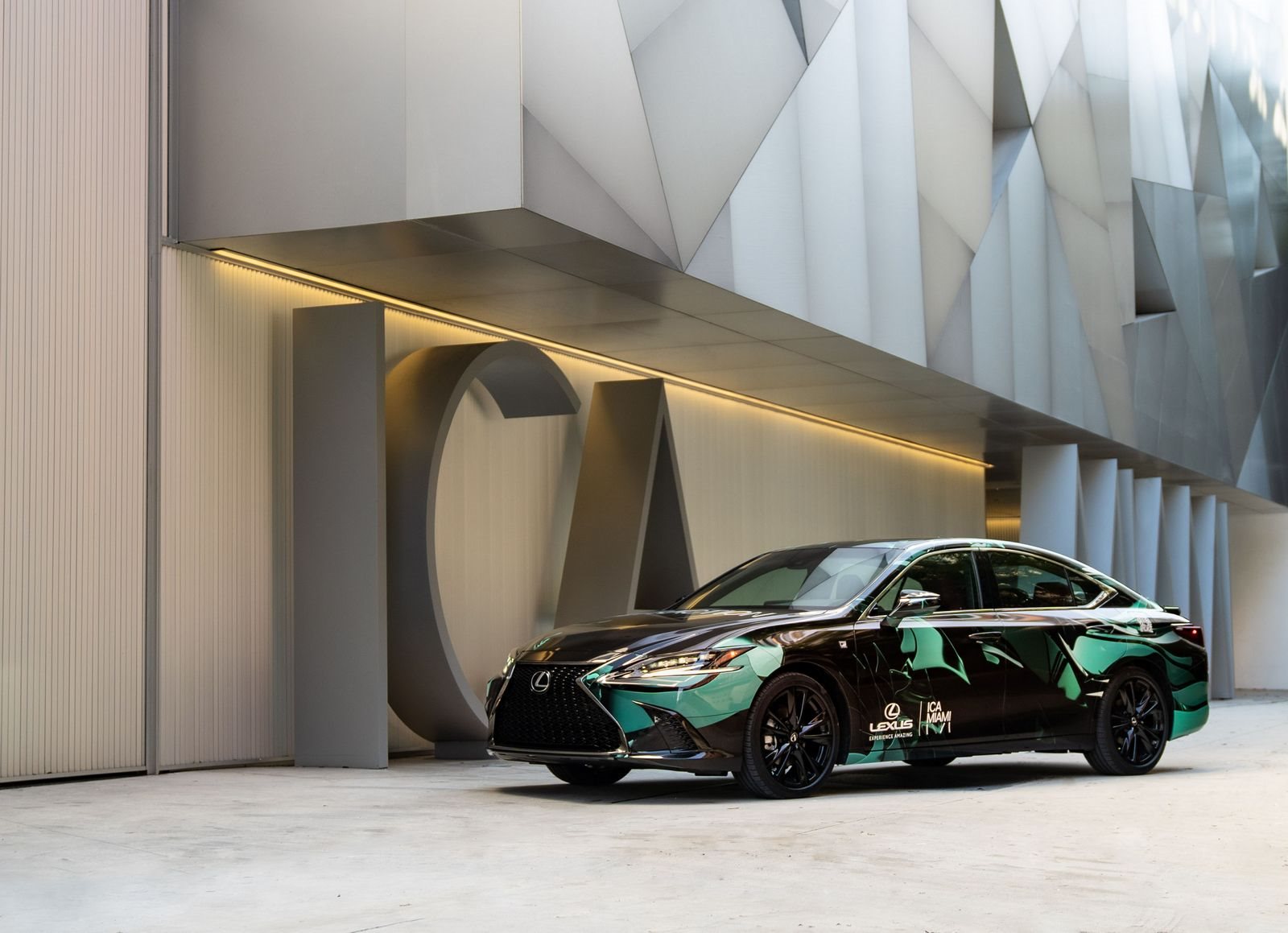 LEXUS EM MIAMI COM A OBRA DE SUCHI REDDY, ‘SHAPED BY AIR’, foto 1