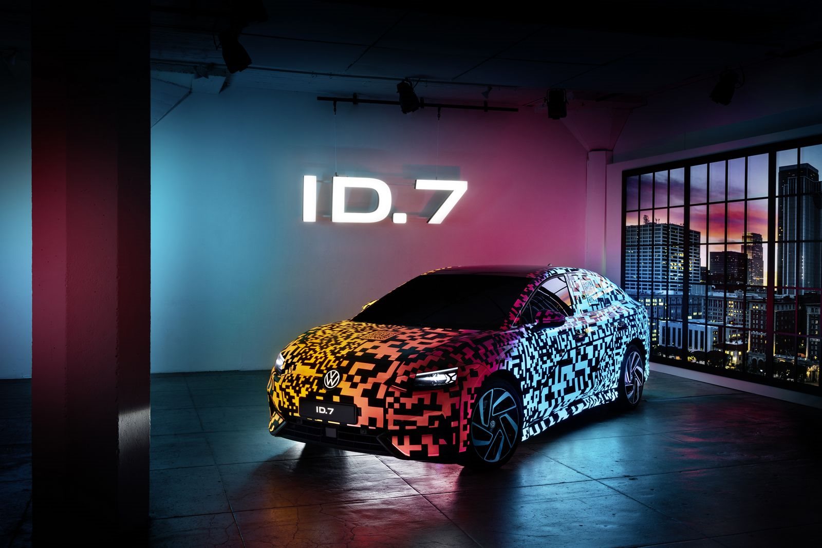 RUMO À ESTREIA MUNDIAL: PRIMEIRA APARIÇÃO DO NOVO SEDAN ID.7 COM CAMUFLAGEM DIGITAL, foto 1