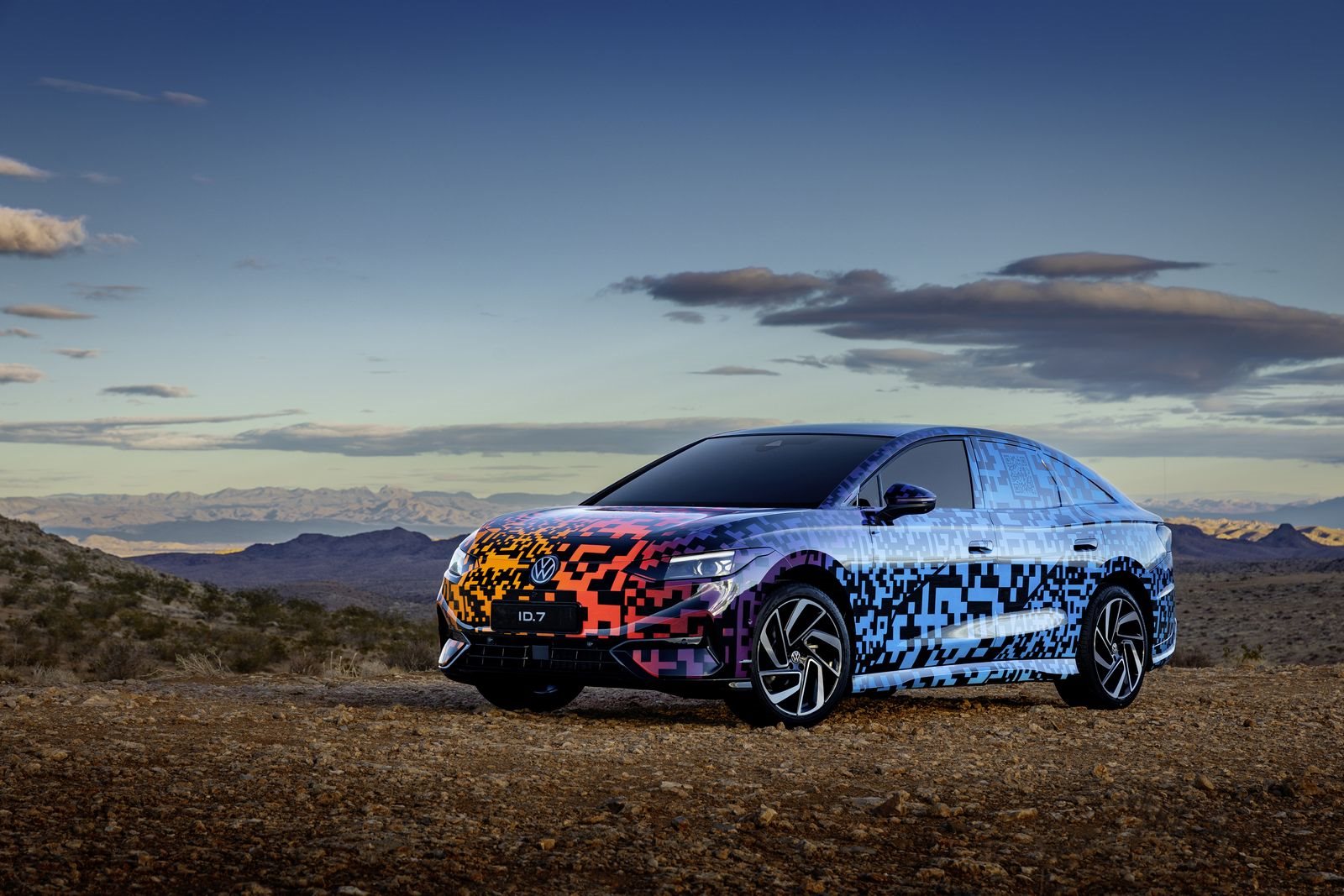RUMO À ESTREIA MUNDIAL: PRIMEIRA APARIÇÃO DO NOVO SEDAN ID.7 COM CAMUFLAGEM DIGITAL, foto 7