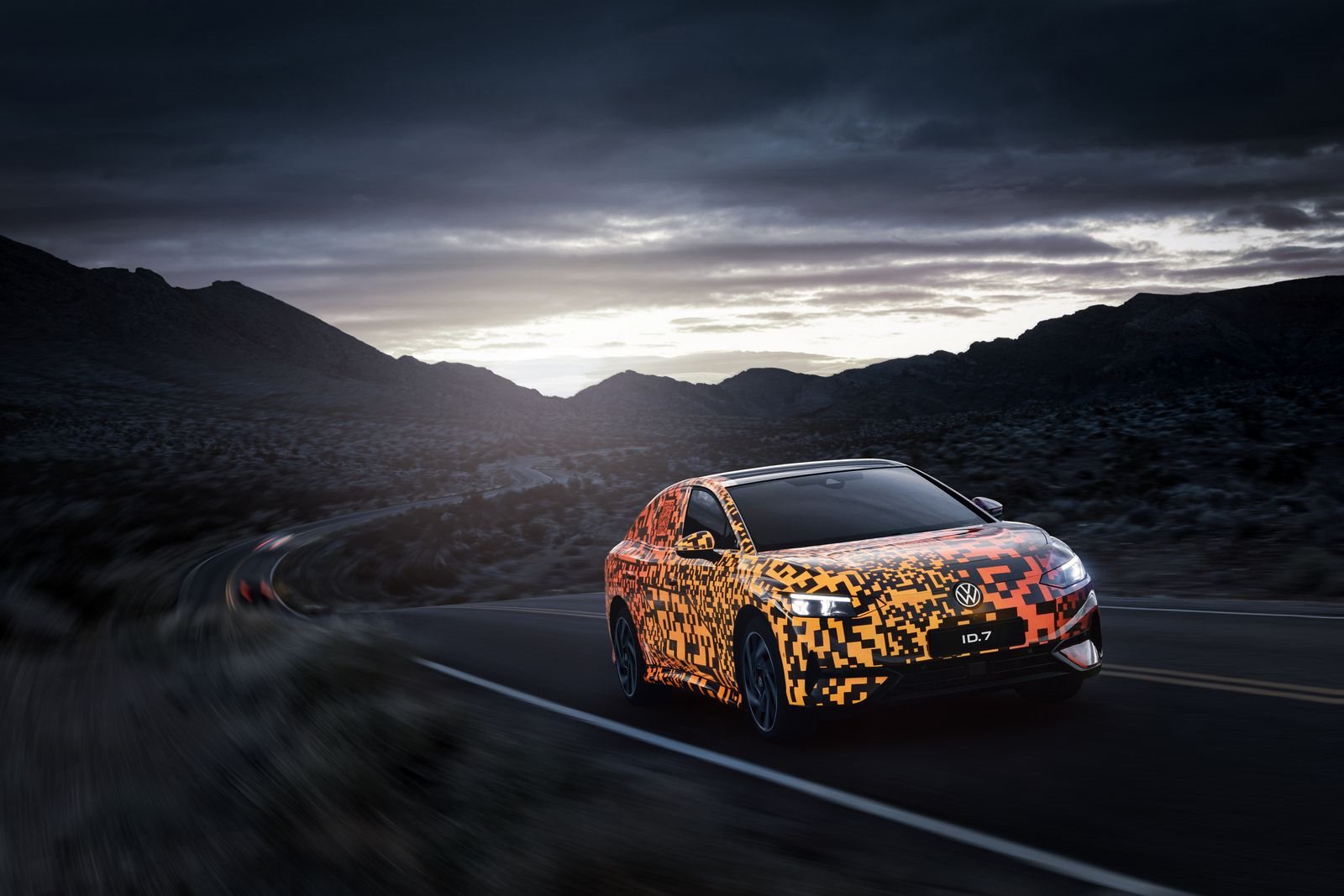RUMO À ESTREIA MUNDIAL: PRIMEIRA APARIÇÃO DO NOVO SEDAN ID.7 COM CAMUFLAGEM DIGITAL, foto 9