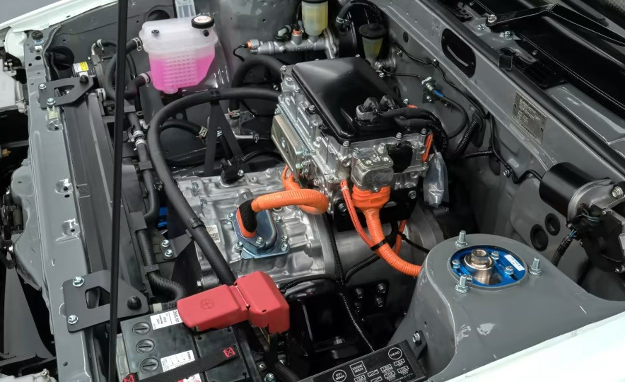 O CLÁSSICO TOYOTA COROLLA AE86 RECEBE UM MOTOR ELÉTRICO E OUTRO A HIDROGÊNIO, foto 8