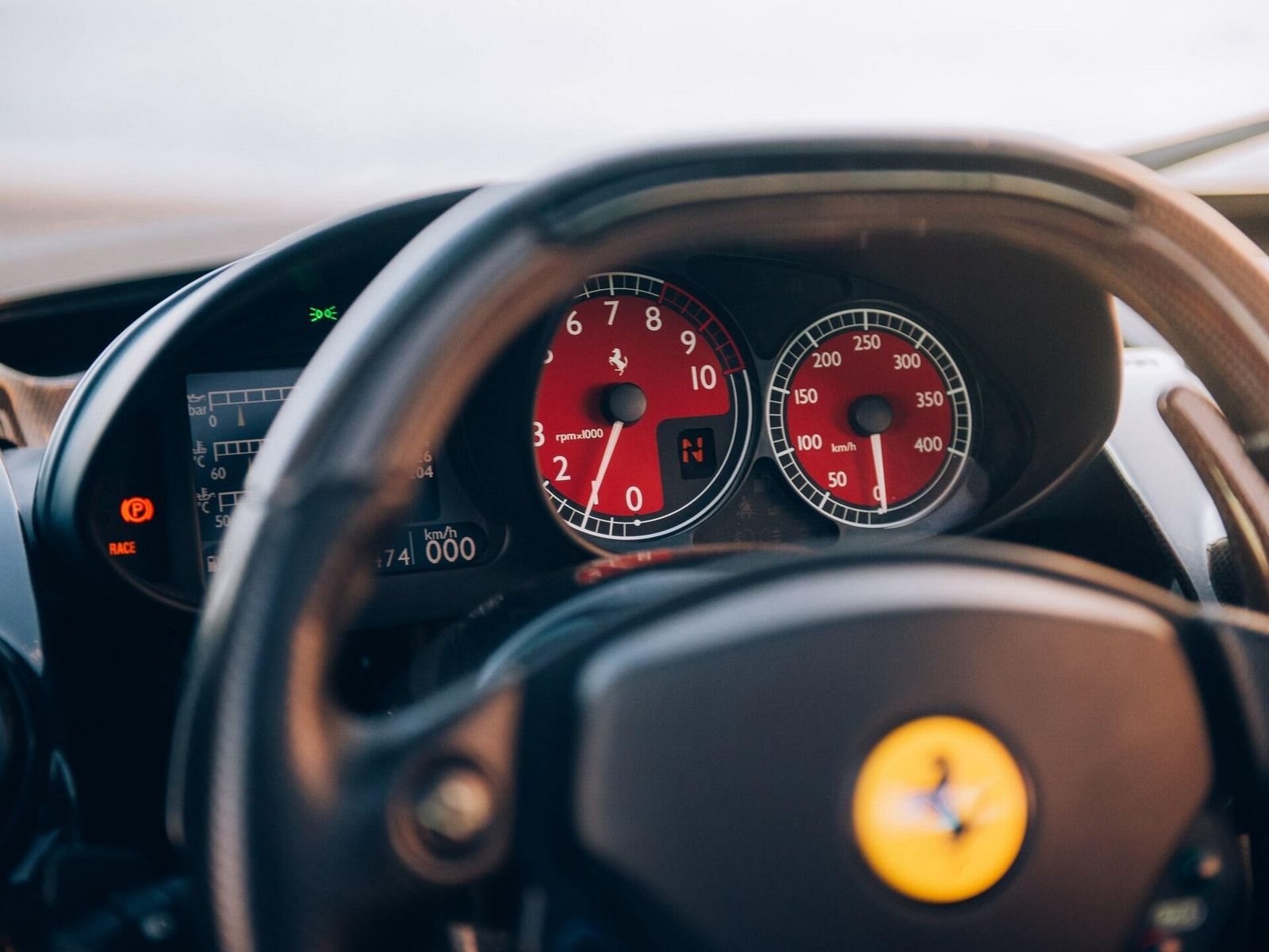ESTE IMPECÁVEL FERRARI ENZO DE 2003 COM APENAS 17.000 KM SERÁ LEILOADO EM PARIS, foto 21