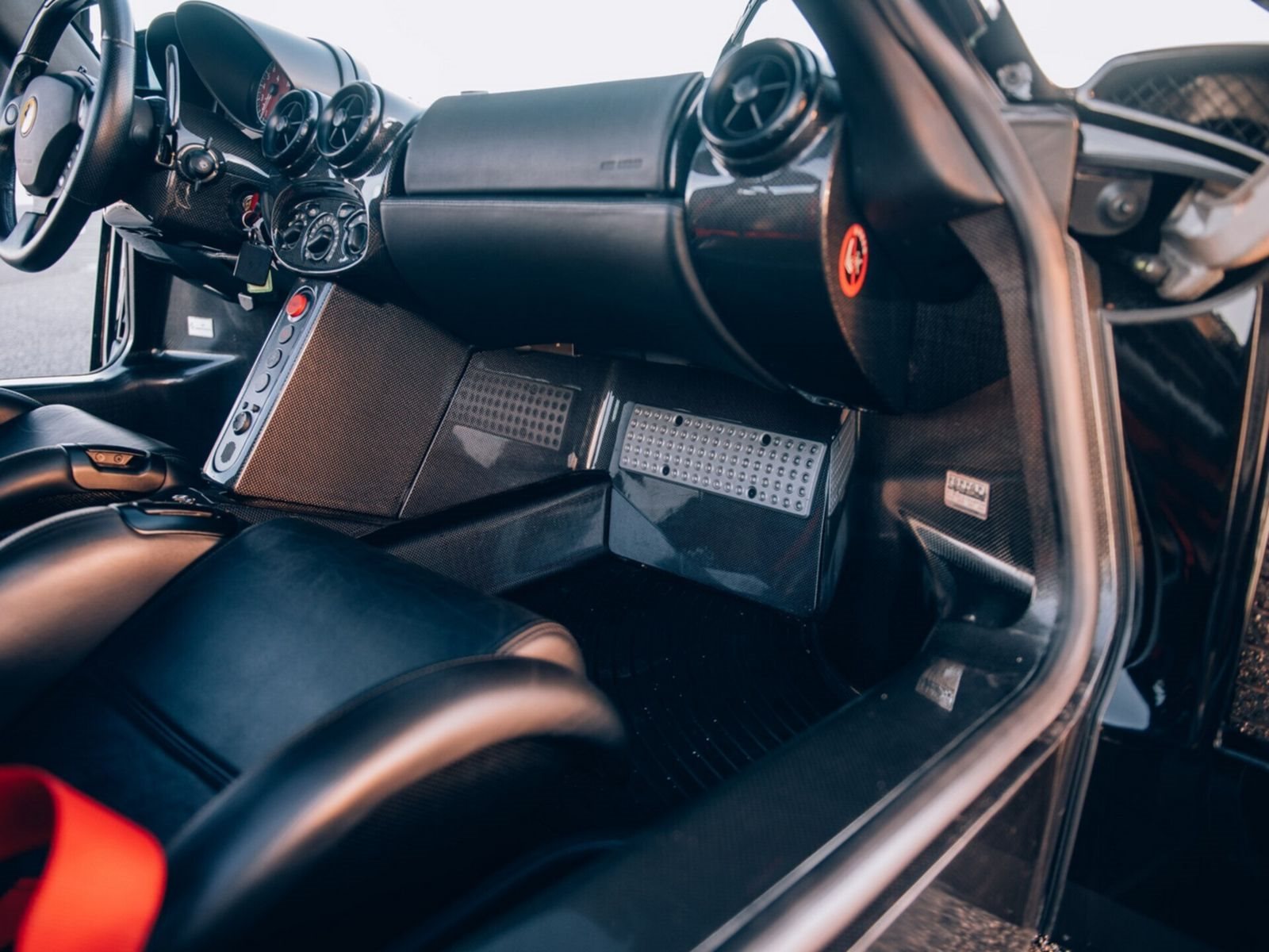 ESTE IMPECÁVEL FERRARI ENZO DE 2003 COM APENAS 17.000 KM SERÁ LEILOADO EM PARIS, foto 31