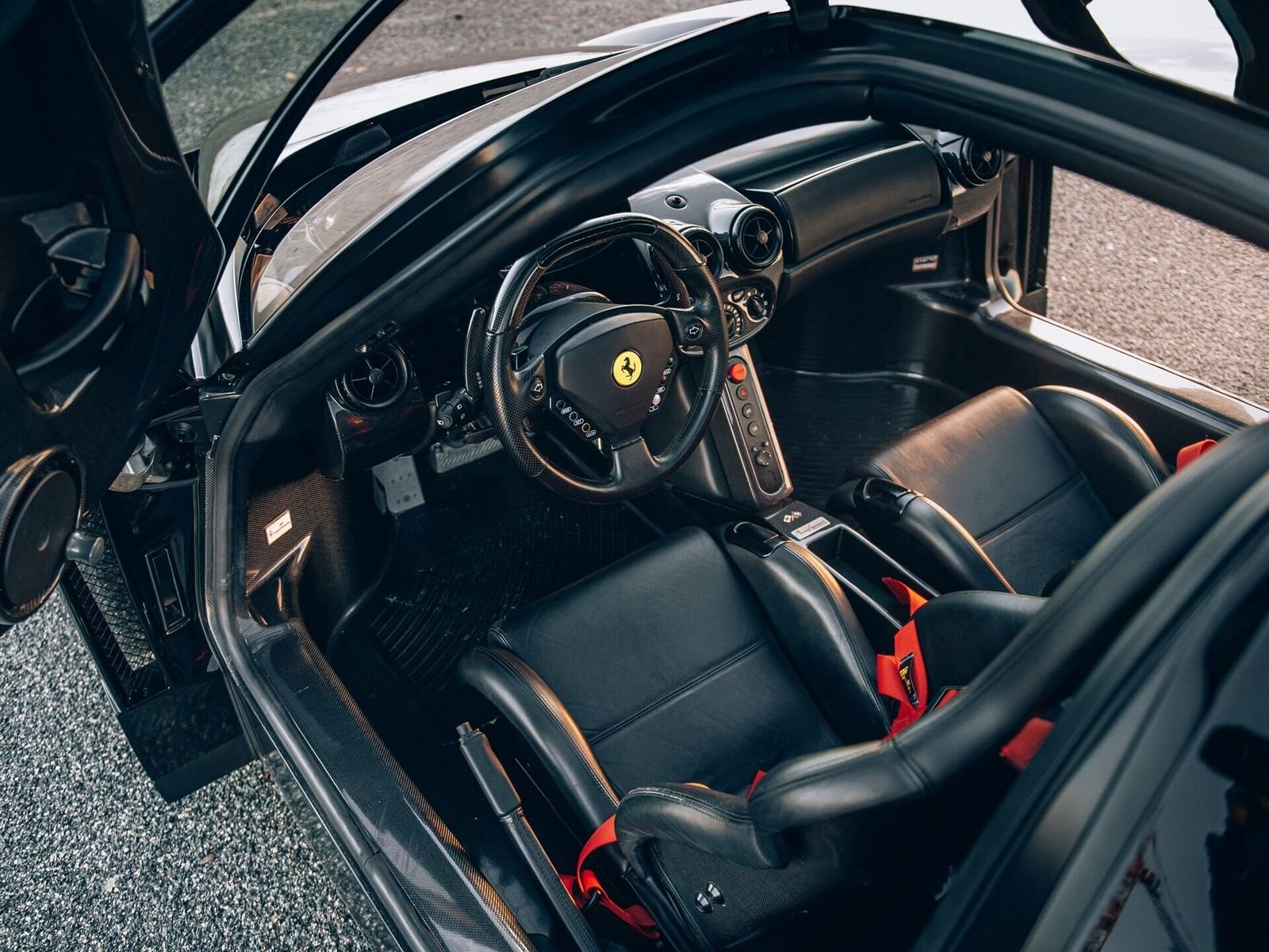 ESTE IMPECÁVEL FERRARI ENZO DE 2003 COM APENAS 17.000 KM SERÁ LEILOADO EM PARIS, foto 33