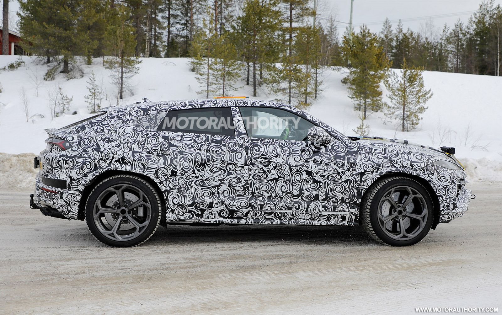 LAMBORGHINI URUS PHEV APARECE EM FOTOS FLAGRANTES COM UMA NOVA FRENTE, foto 7