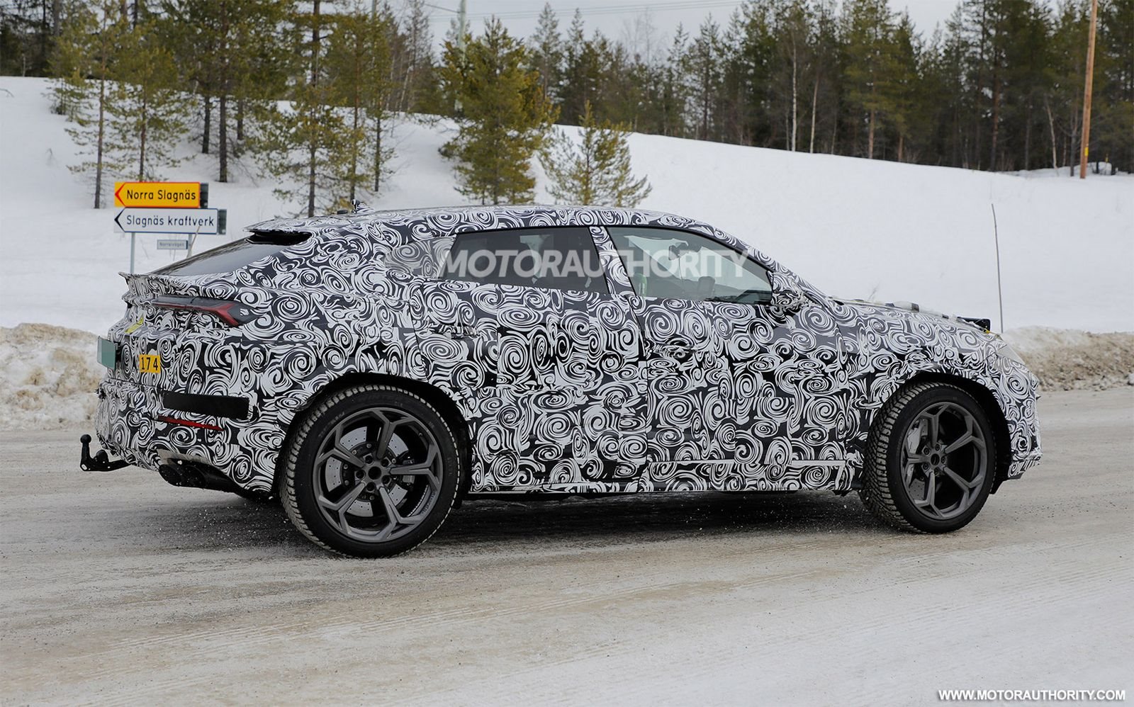 LAMBORGHINI URUS PHEV APARECE EM FOTOS FLAGRANTES COM UMA NOVA FRENTE, foto 8