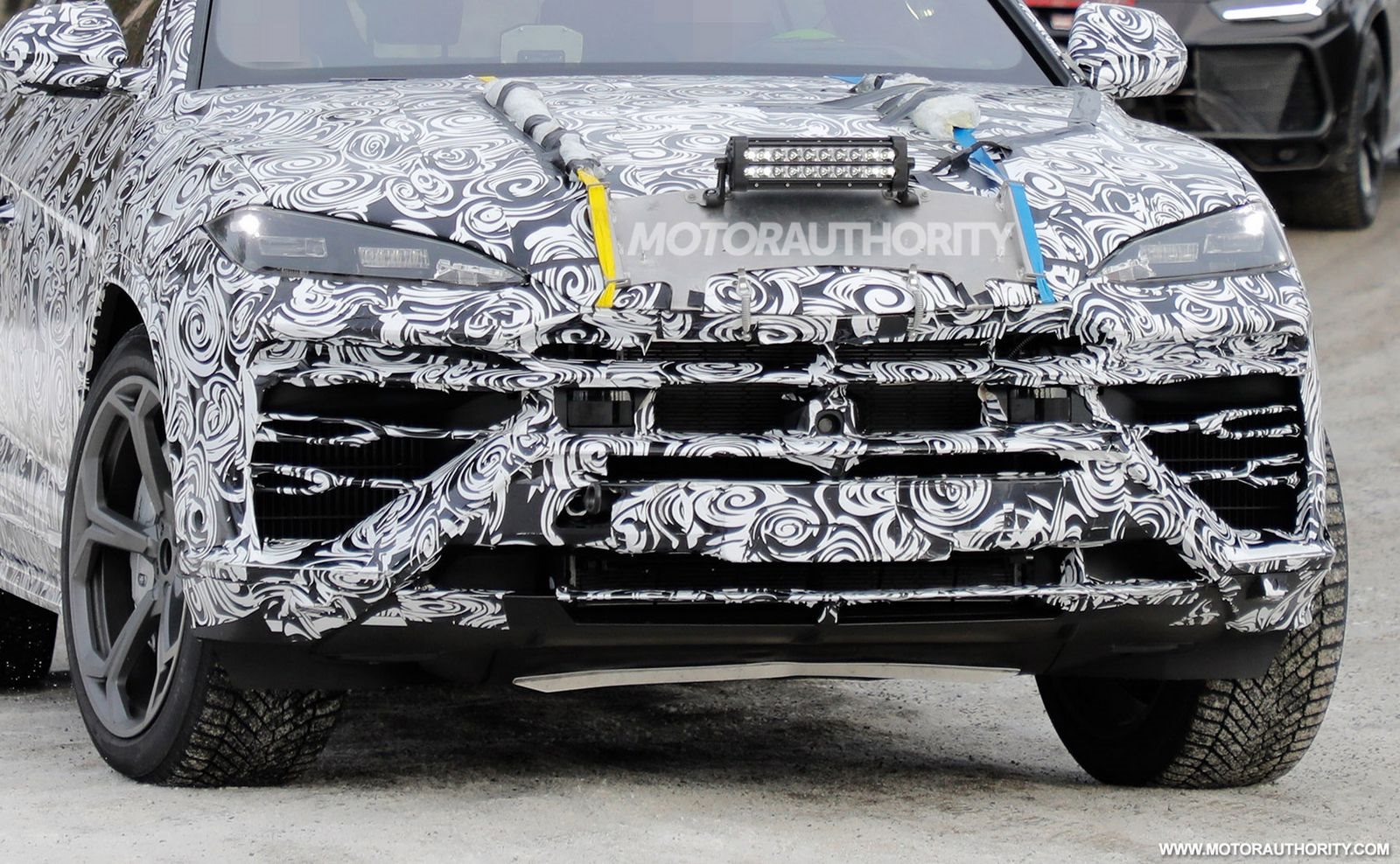 LAMBORGHINI URUS PHEV APARECE EM FOTOS FLAGRANTES COM UMA NOVA FRENTE, foto 13